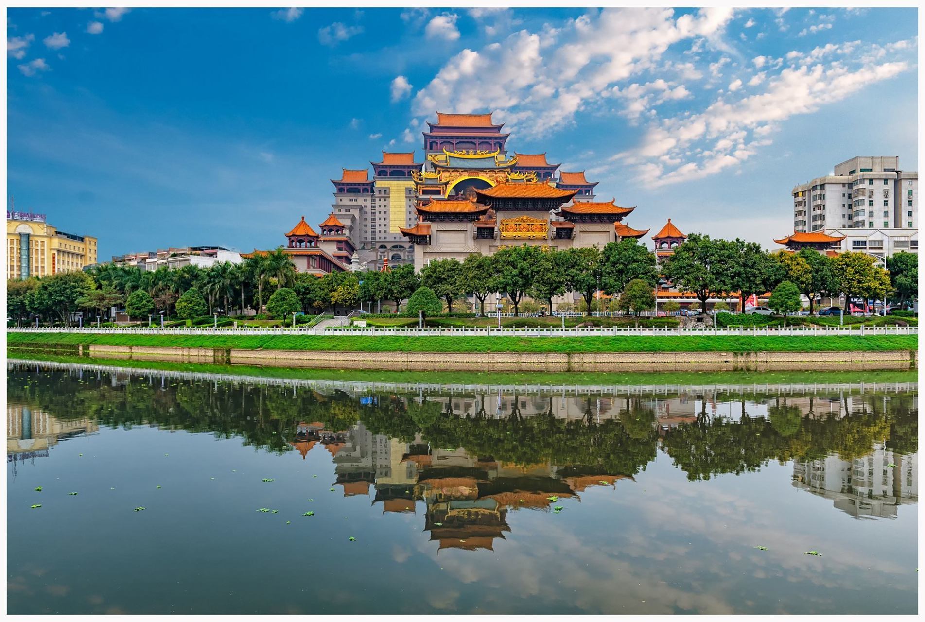 云天宫位于玉林市区江滨路,是广西地区重点景区之一.