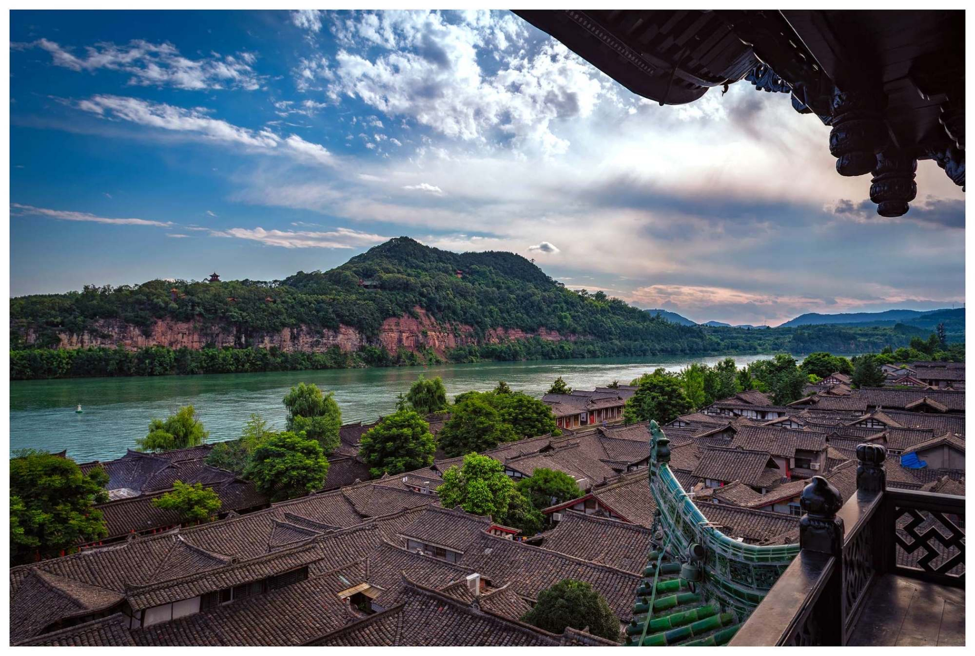 阆中古城中的华光楼是阆中现存楼阁中建造最早的楼,被称为"阆苑第一楼