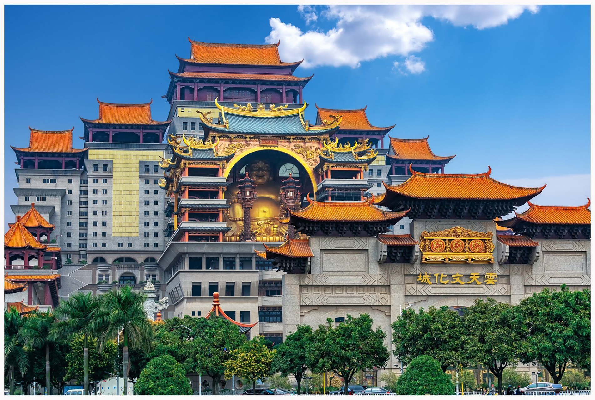 云天宫位于玉林市区江滨路,是广西地区重点景区之一.