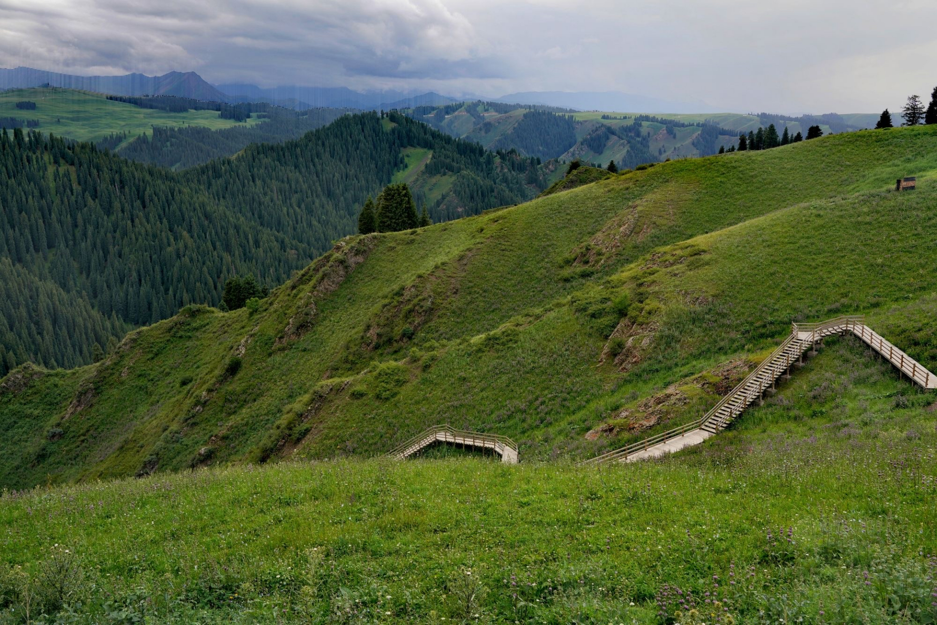 江布拉克位于新疆奇台县半截沟镇南部山区,距县城45公里,距乌鲁木齐