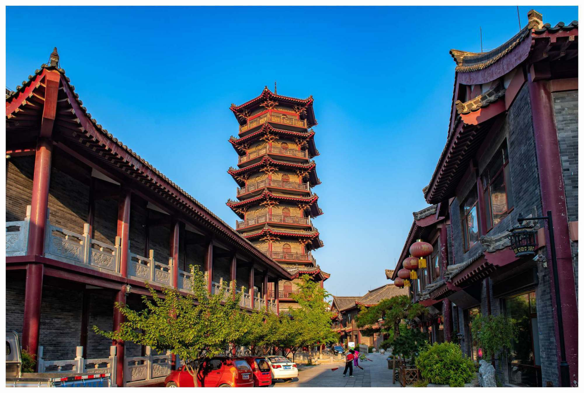 "宋城"是青州市打造古城风貌的第一个城建项目,它的建设以万年桥为