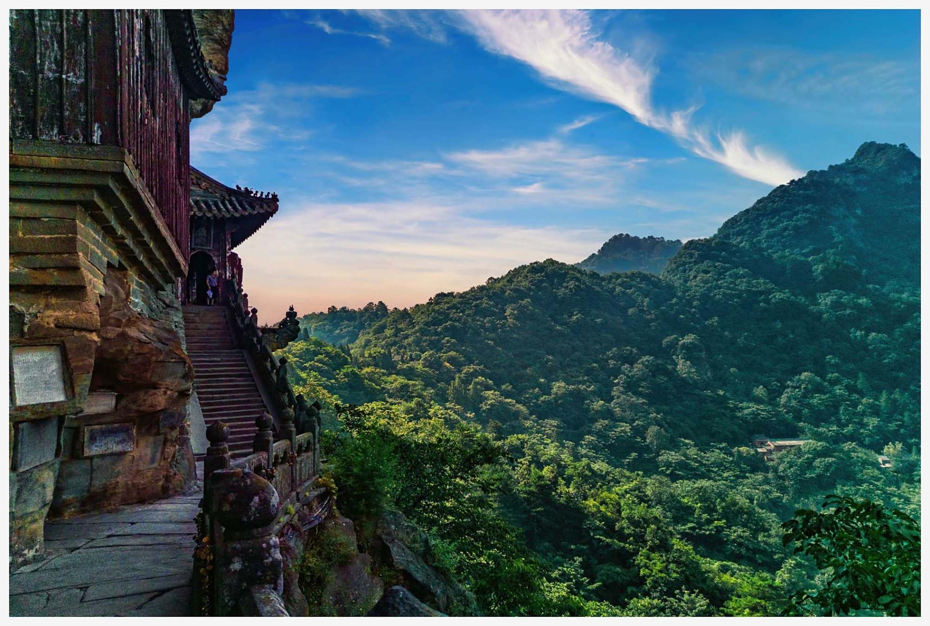 "南岩宫"是武当山的必游景点之一.