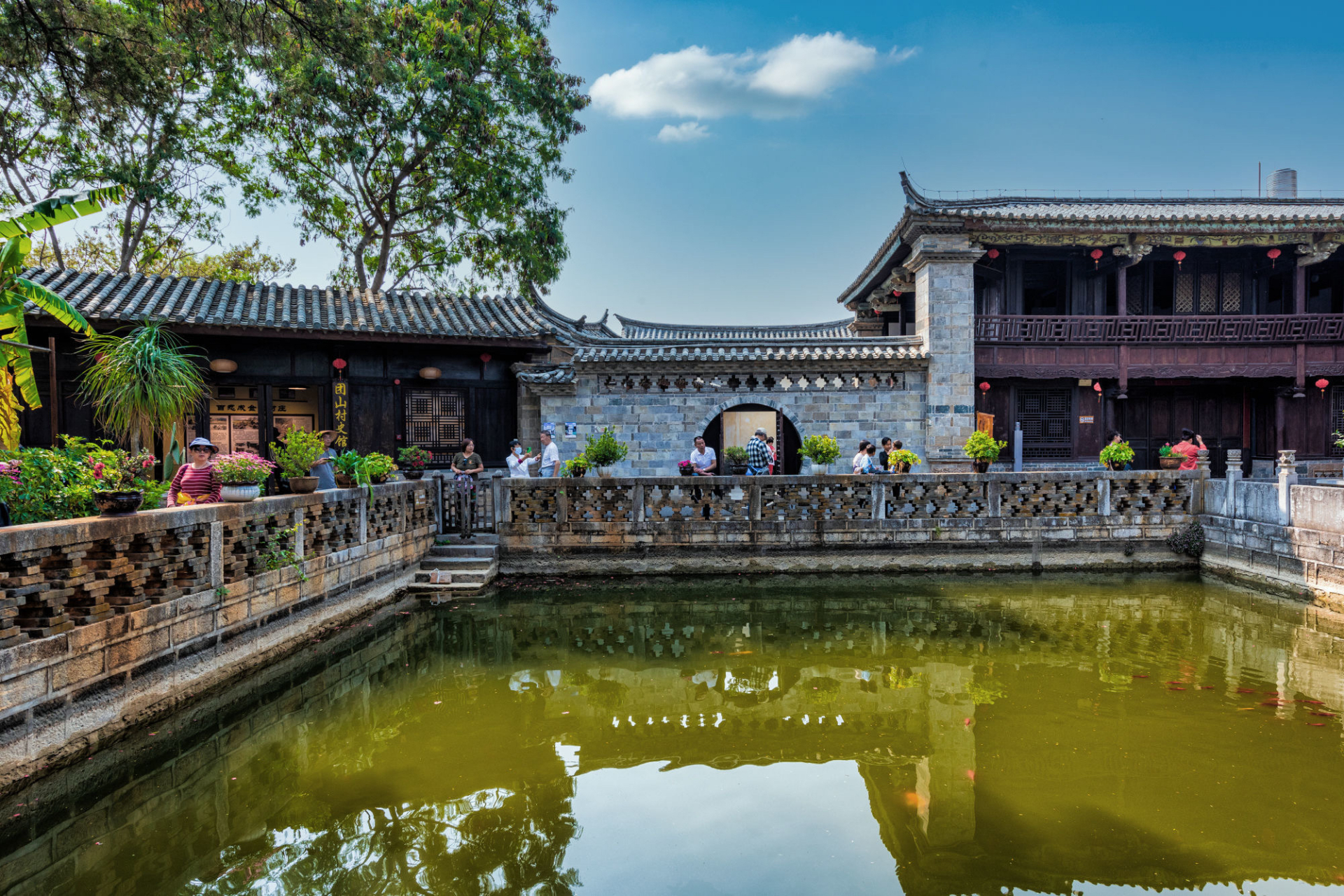 团山古民居村 它位于云南省建水县西庄镇.