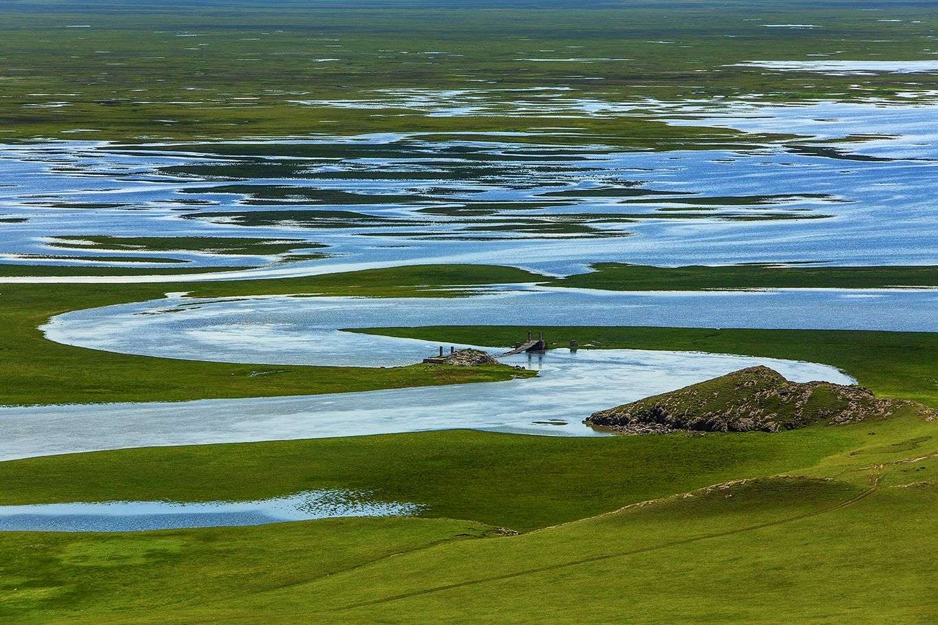 巴音布鲁克草原位于新疆维尔自治区巴音郭楞蒙古自治州和静县境内