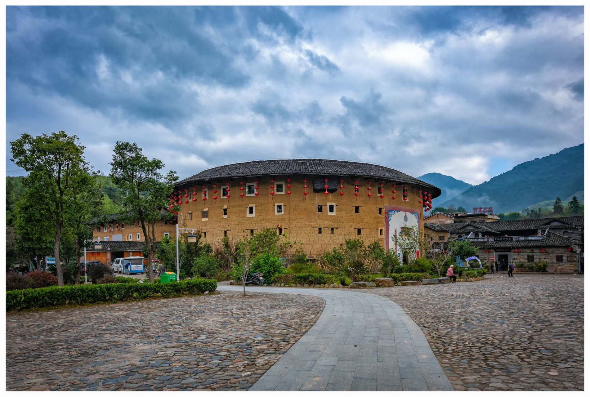 在南靖云水谣镇附近最有名的土楼是和"贵楼楼"和"怀远楼".和贵楼是所