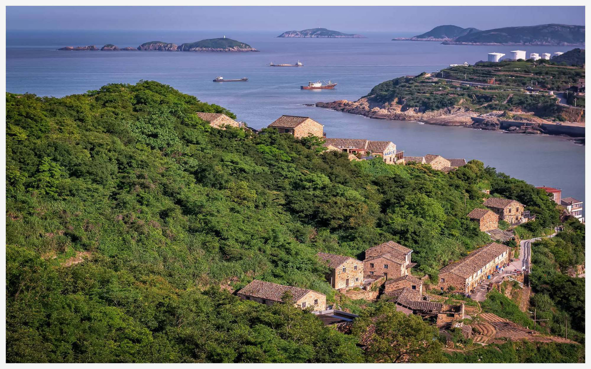 位于浙江温岭石塘镇镇的五岙村,这里的石屋面朝大海,石屋听海观涛