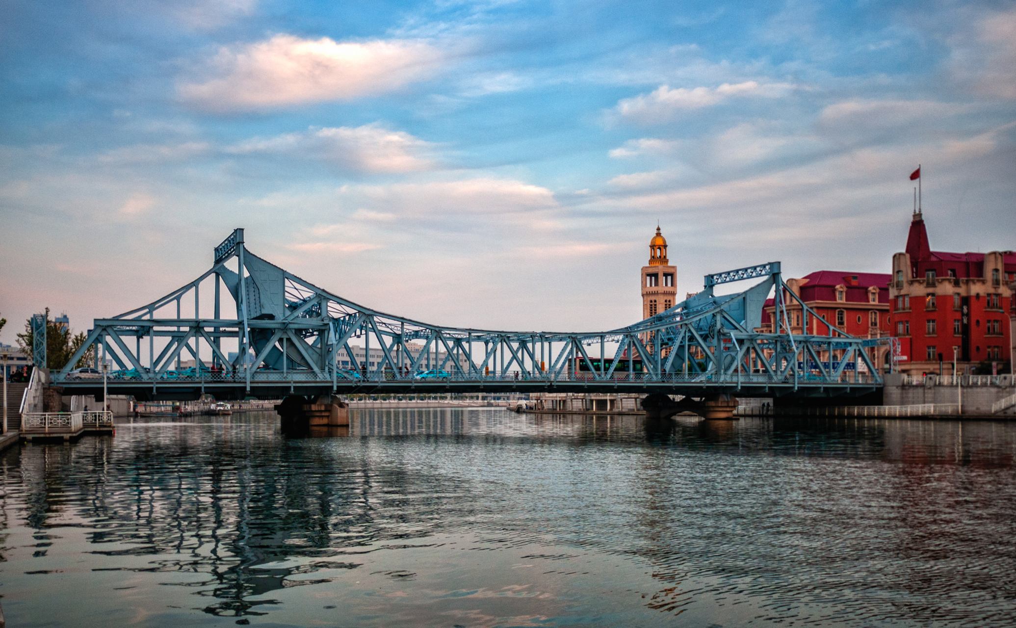 解放桥 天津解放桥位于天津火车站(东站)与解放北路之间的海河上,是