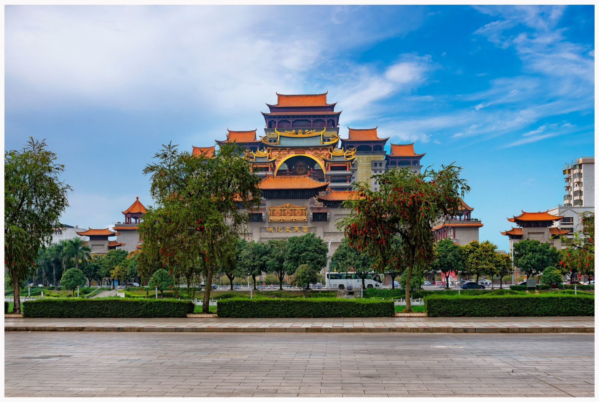 云天宫位于玉林市区江滨路,是广西地区重点景区之一.