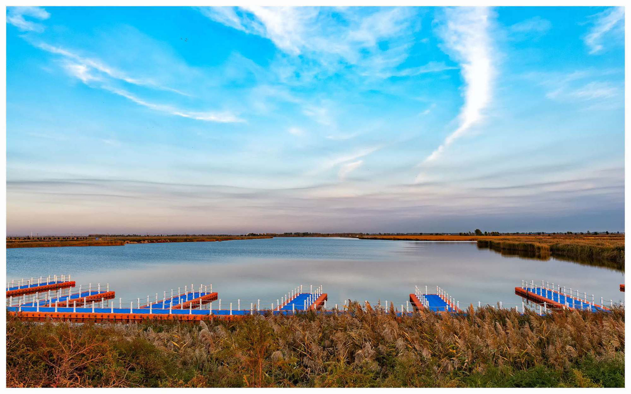《卧龙湖码头》这是红海滩国家风景廊道景区提供游船服务的码头,你