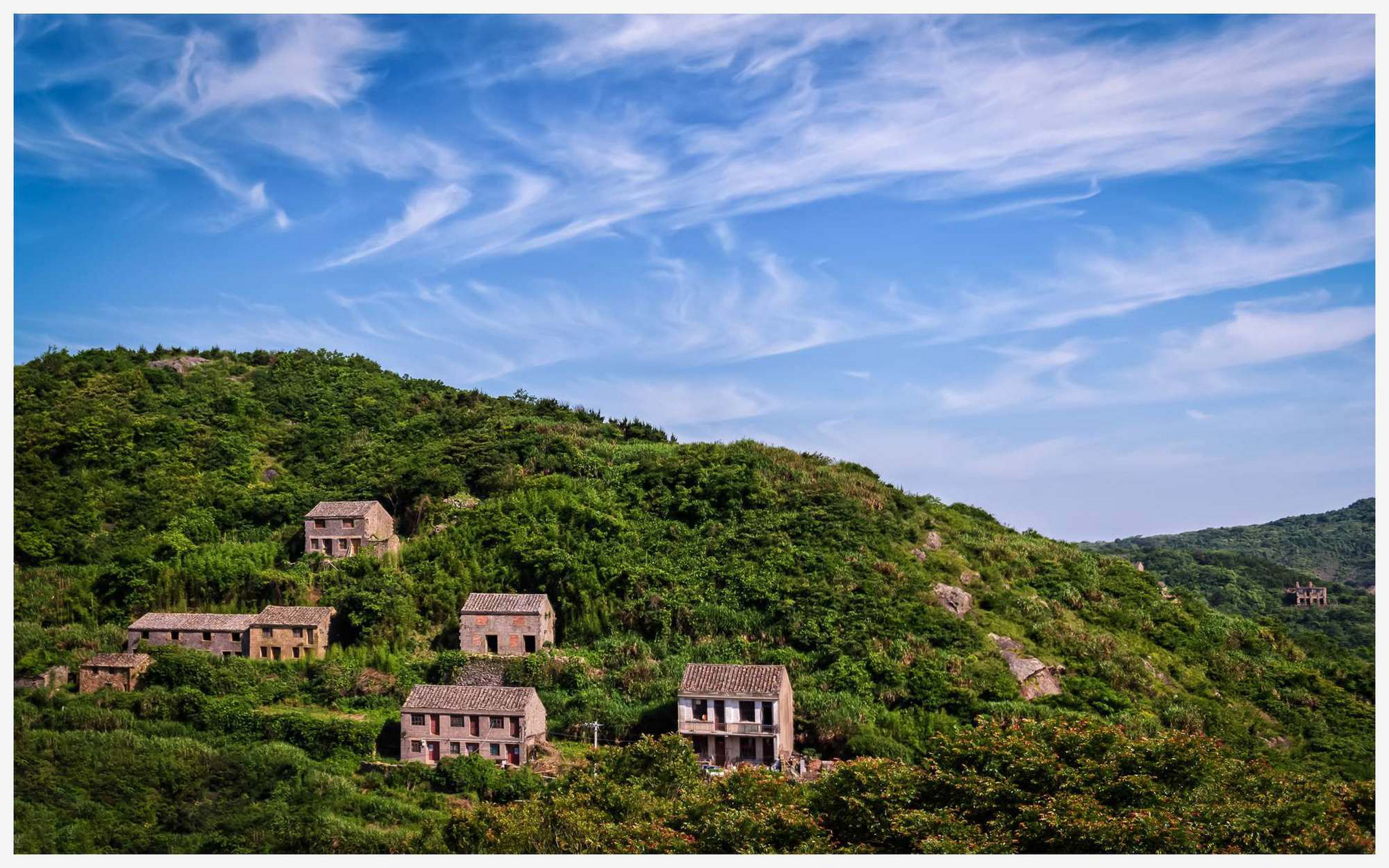 位于浙江温岭石塘镇镇的五岙村,这里的石屋面朝大海,石屋听海观涛