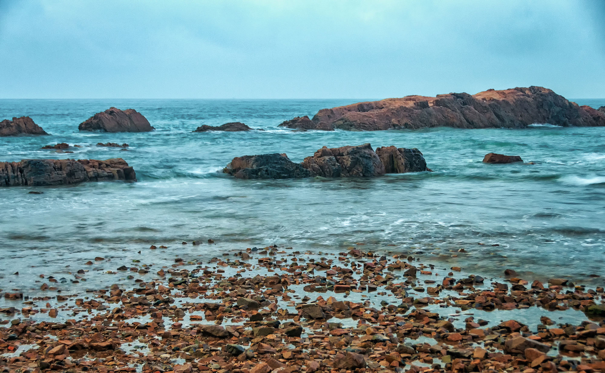 青岛 清晨漫步海边,用慢门拍摄海浪和礁石,那如梦似幻的意境总能让我