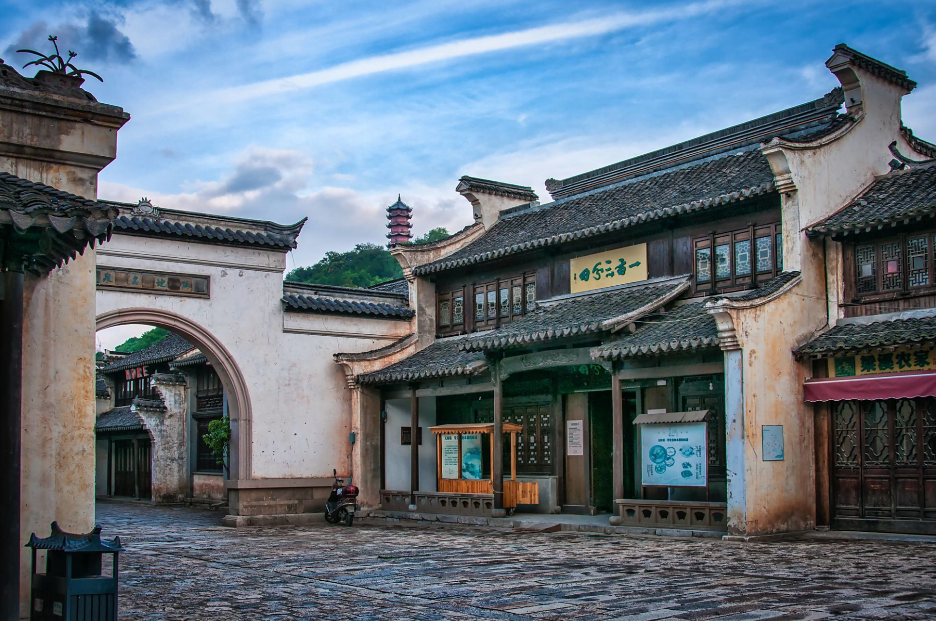 惠山古镇是无锡市标志性的旅游景点之一,地处无锡市西,锡山与惠山的