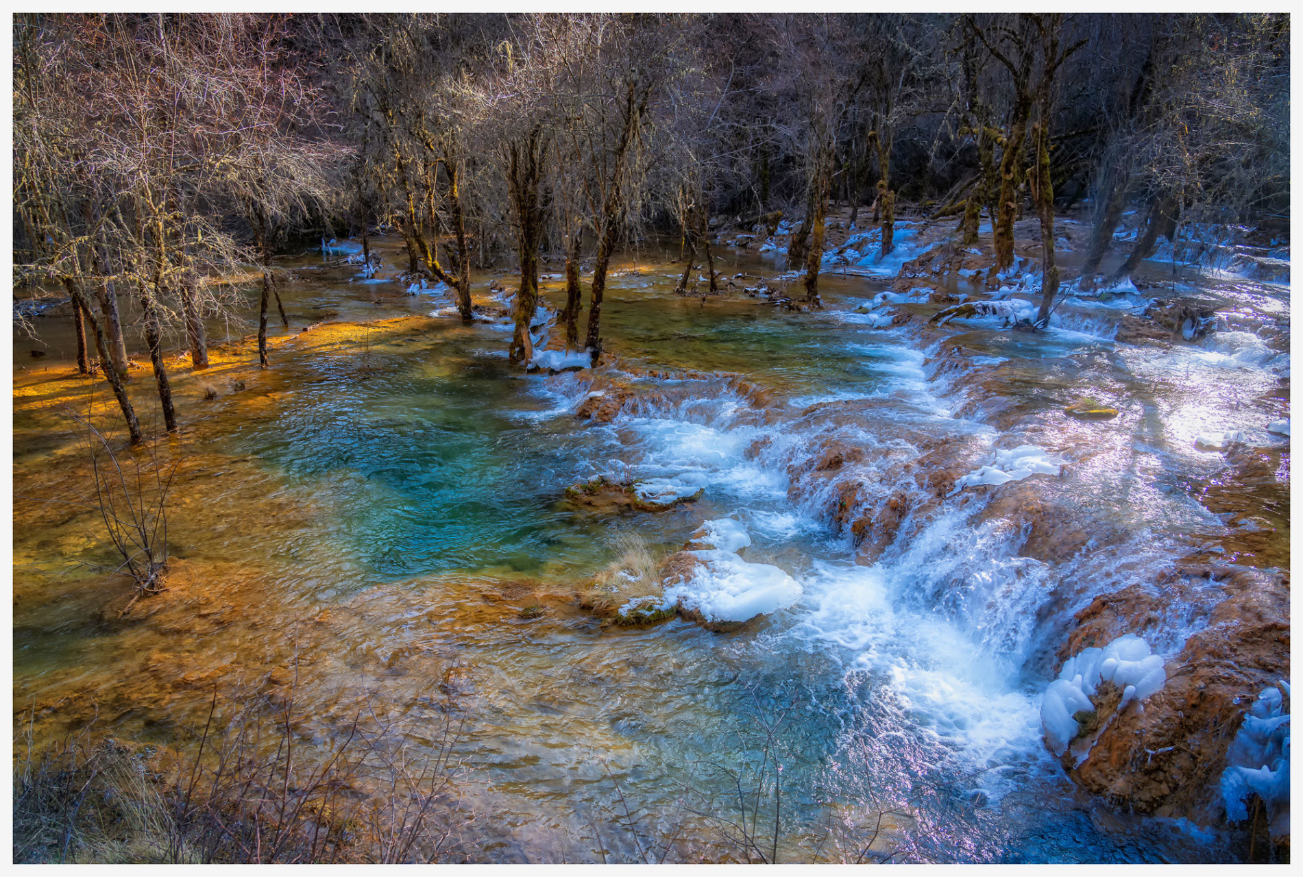 牟尼沟风景主要以原始森林,高山湖泊,温泉,巨型钙化瀑布,环形瀑布