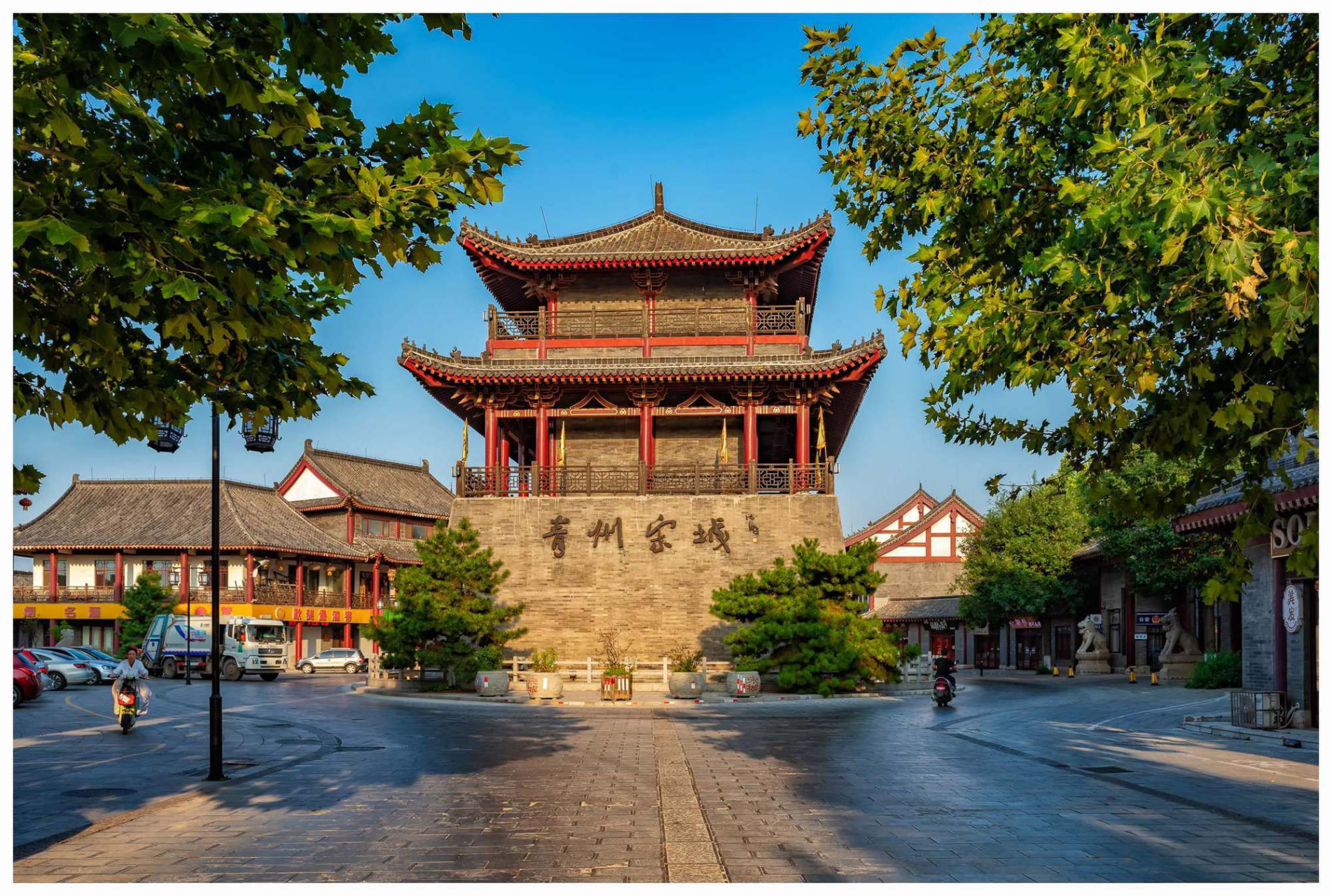 "宋城"是青州市打造古城风貌的第一个城建项目,它的建设以万年桥为