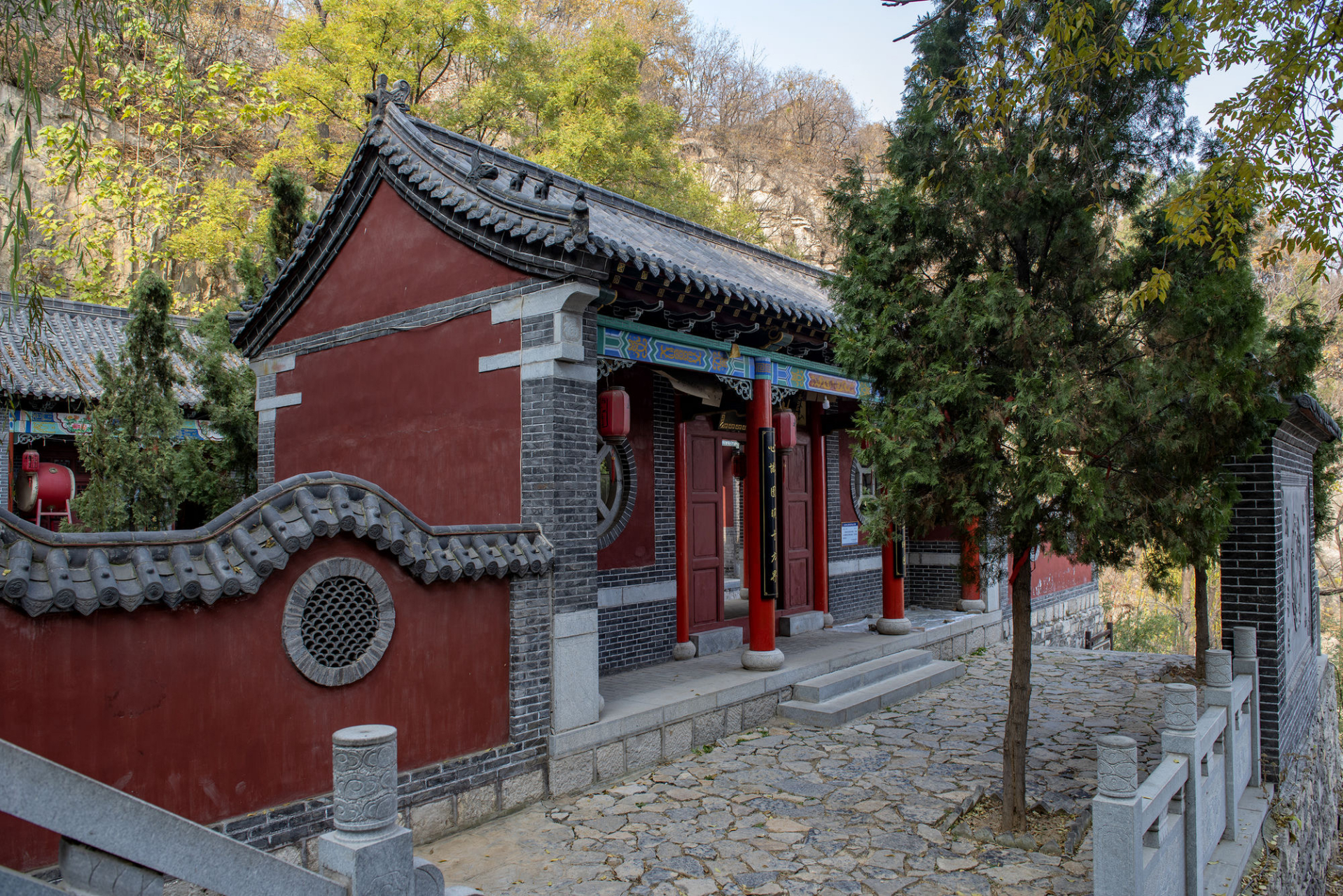 牛记庵坐落在山东淄川西部山区磁村镇的一个山坳里,风景优美 气候宜人