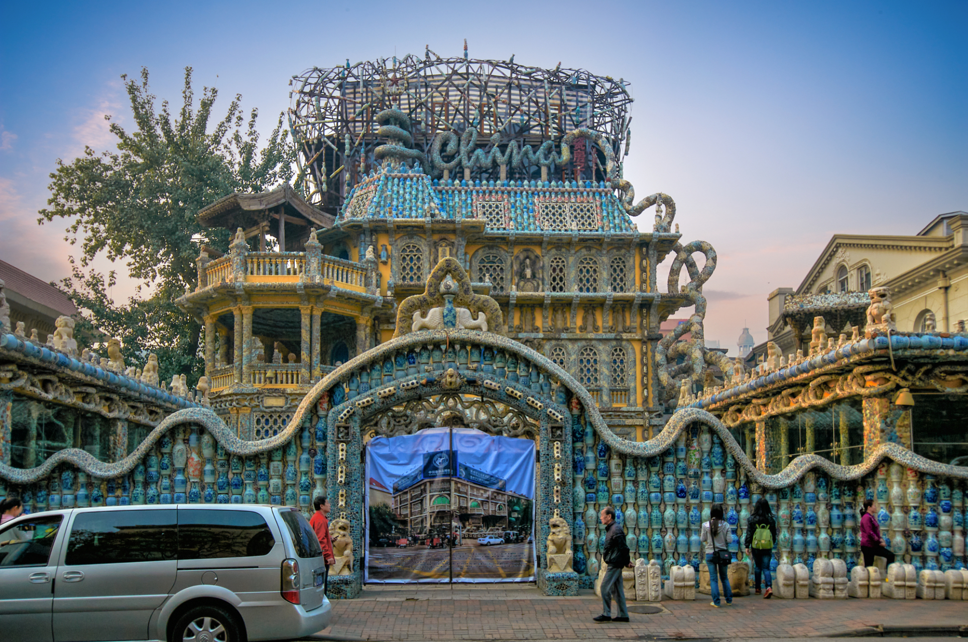 天津的"瓷房子"是天津市赤峰道上一座用古董装修而成的法式洋楼,它是