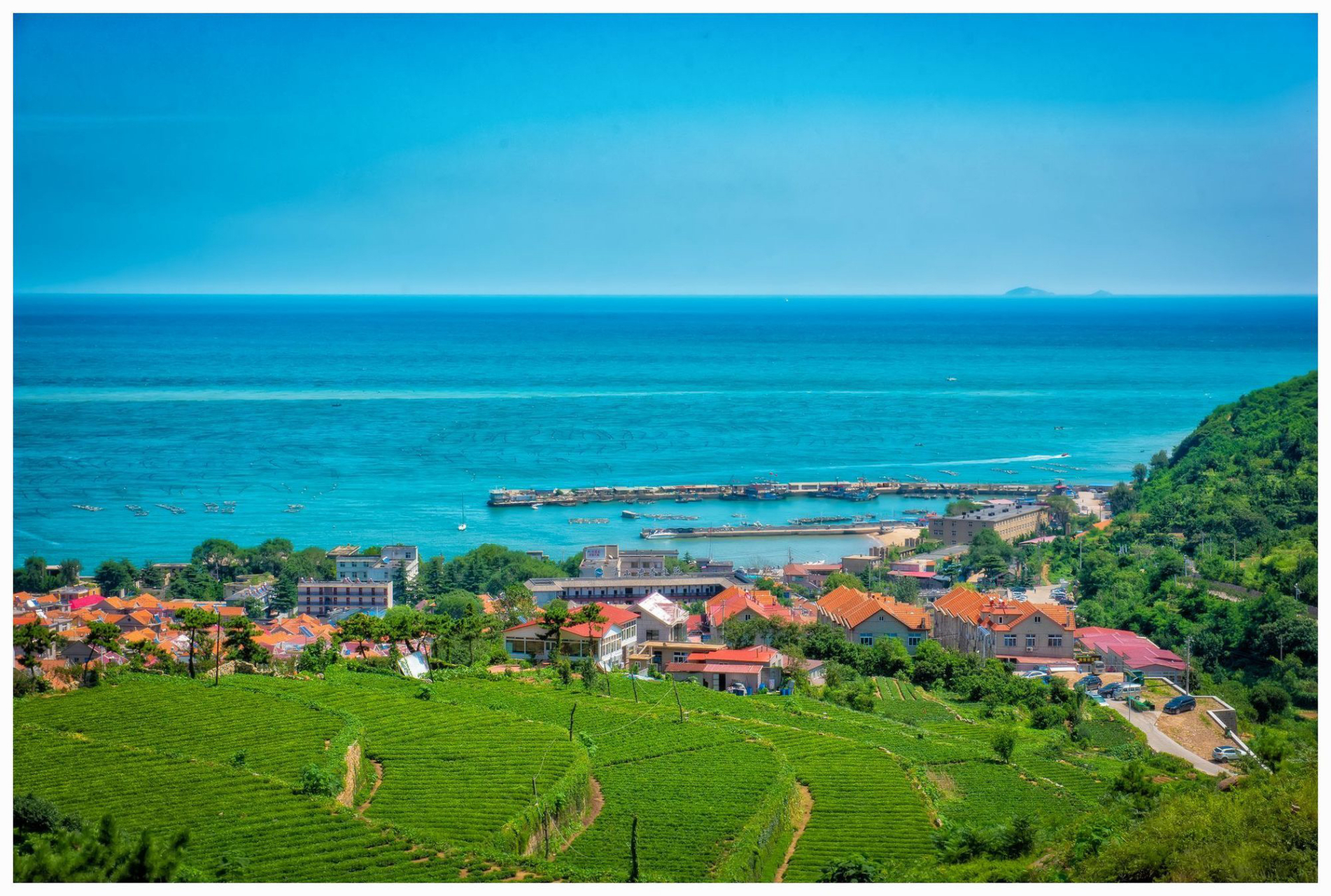 站在崂山的山峦往下观望,你可以观赏到风情万种的崂山海景.