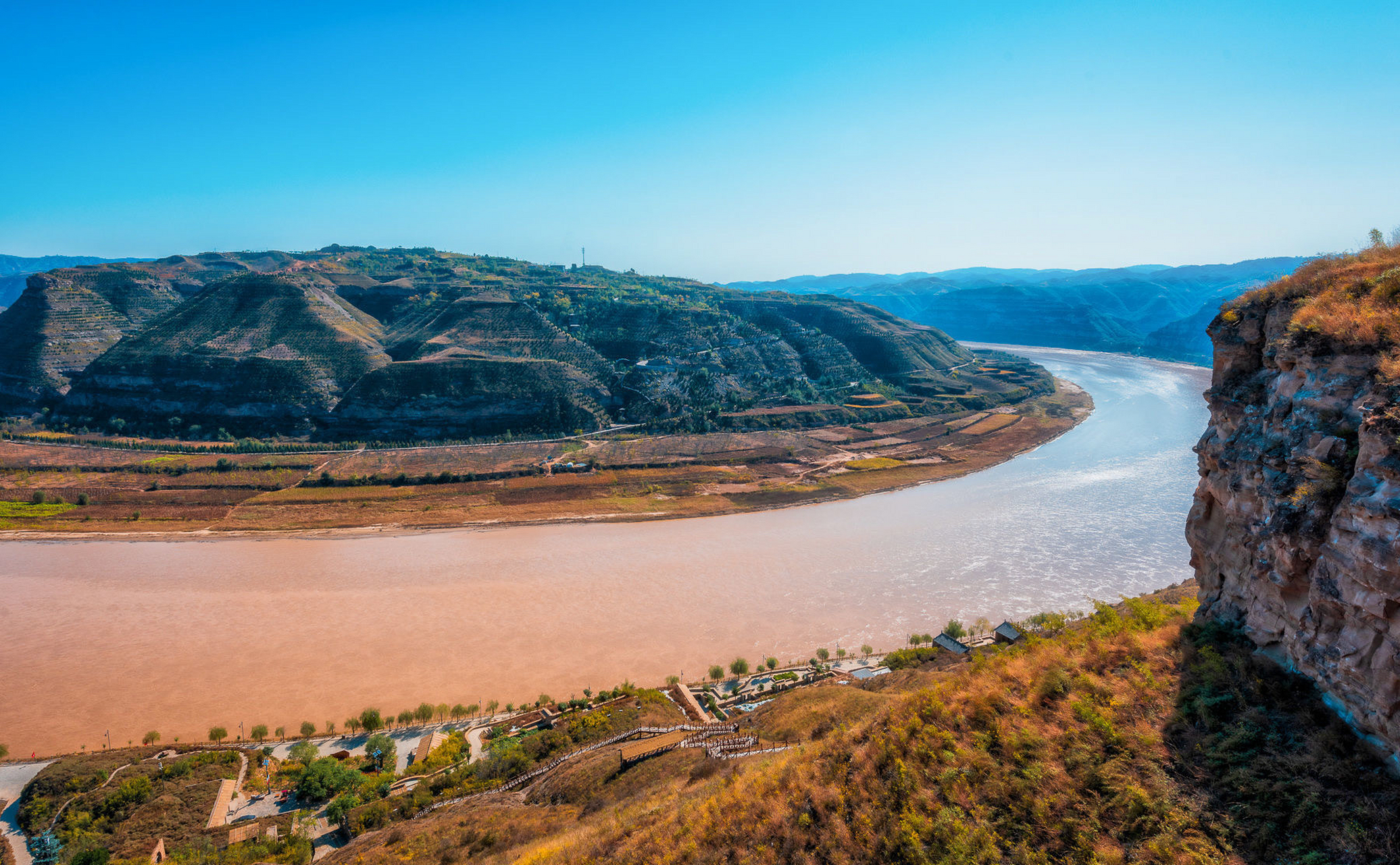 清水湾,是黄河流经延川境内的第五个弯道,为乾坤湾景区的精华景点之一