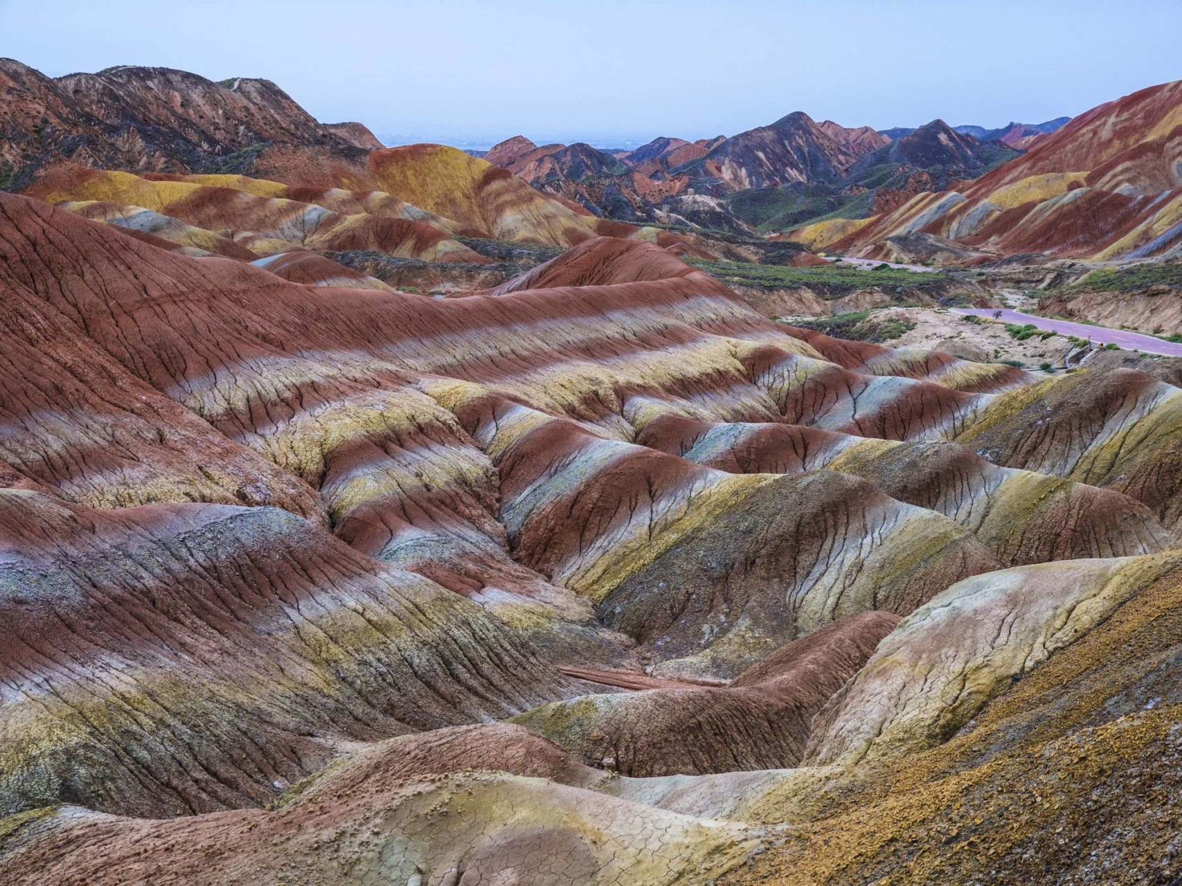 七彩丹霞地貌群位于甘肃省张掖市临泽县倪家营乡南台村,平均海拔1850