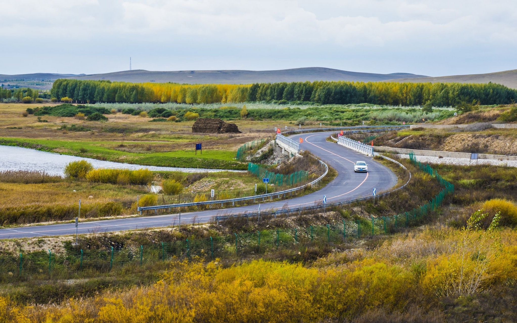 乌拉盖草原因乌拉盖河得名,地处锡林郭勒盟,兴安盟和通辽市三盟誓的