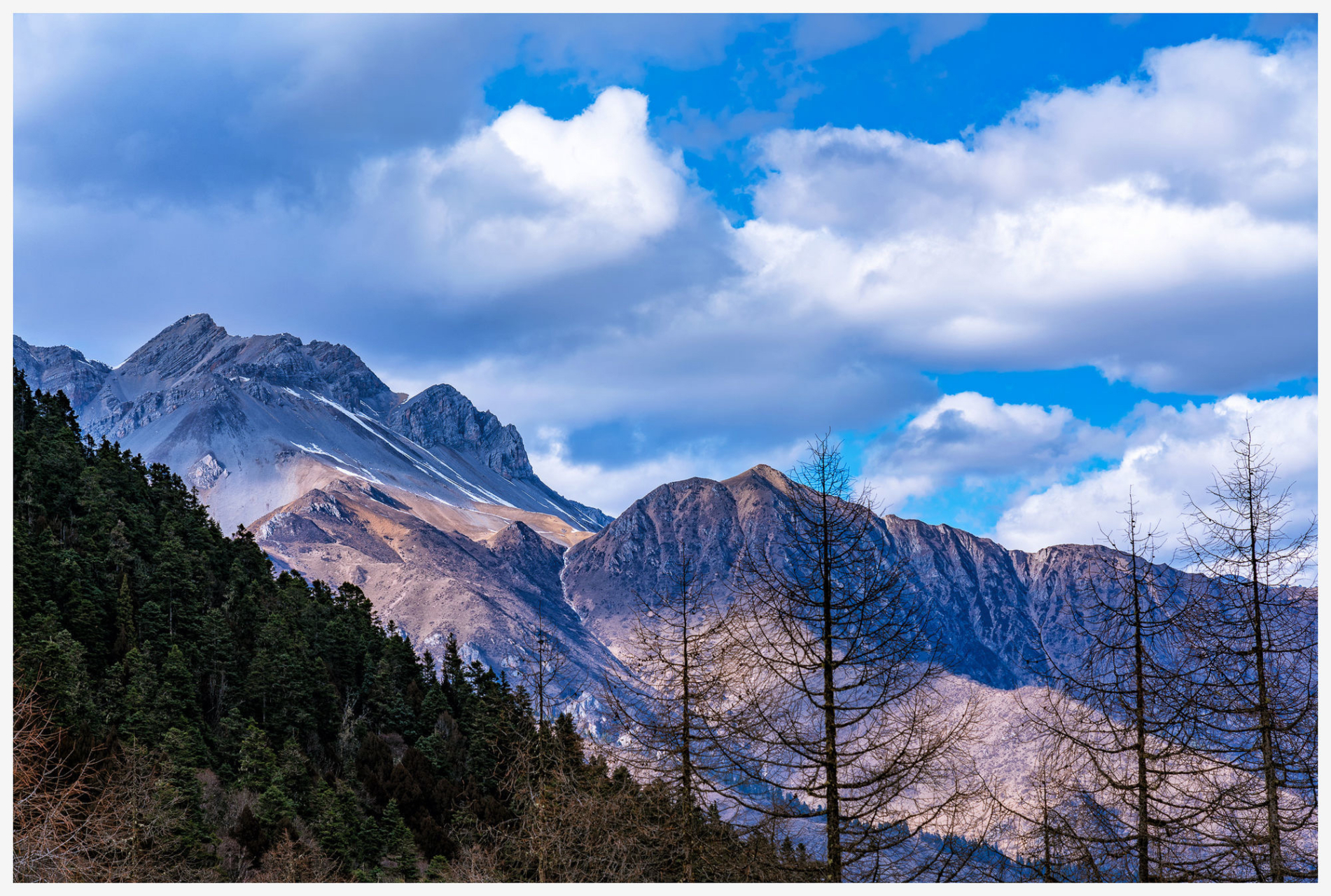 黄龙景区位于四川省阿坝藏族羌族自治州松潘县境内,以彩池,雪山,峡谷
