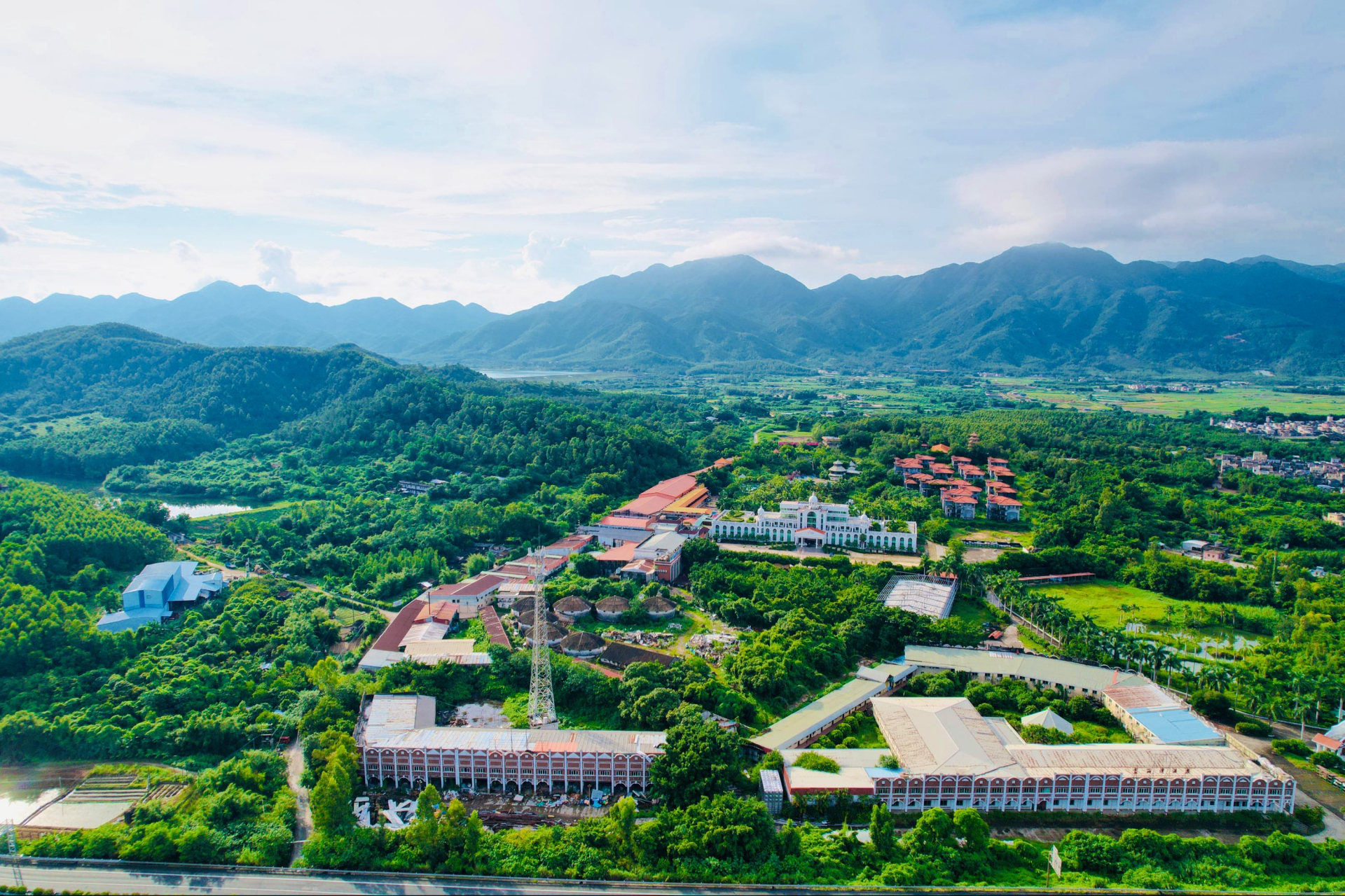 富力湾 富力湾位于依山傍海的台山市都斛镇,毗邻新会区与珠海市隔海