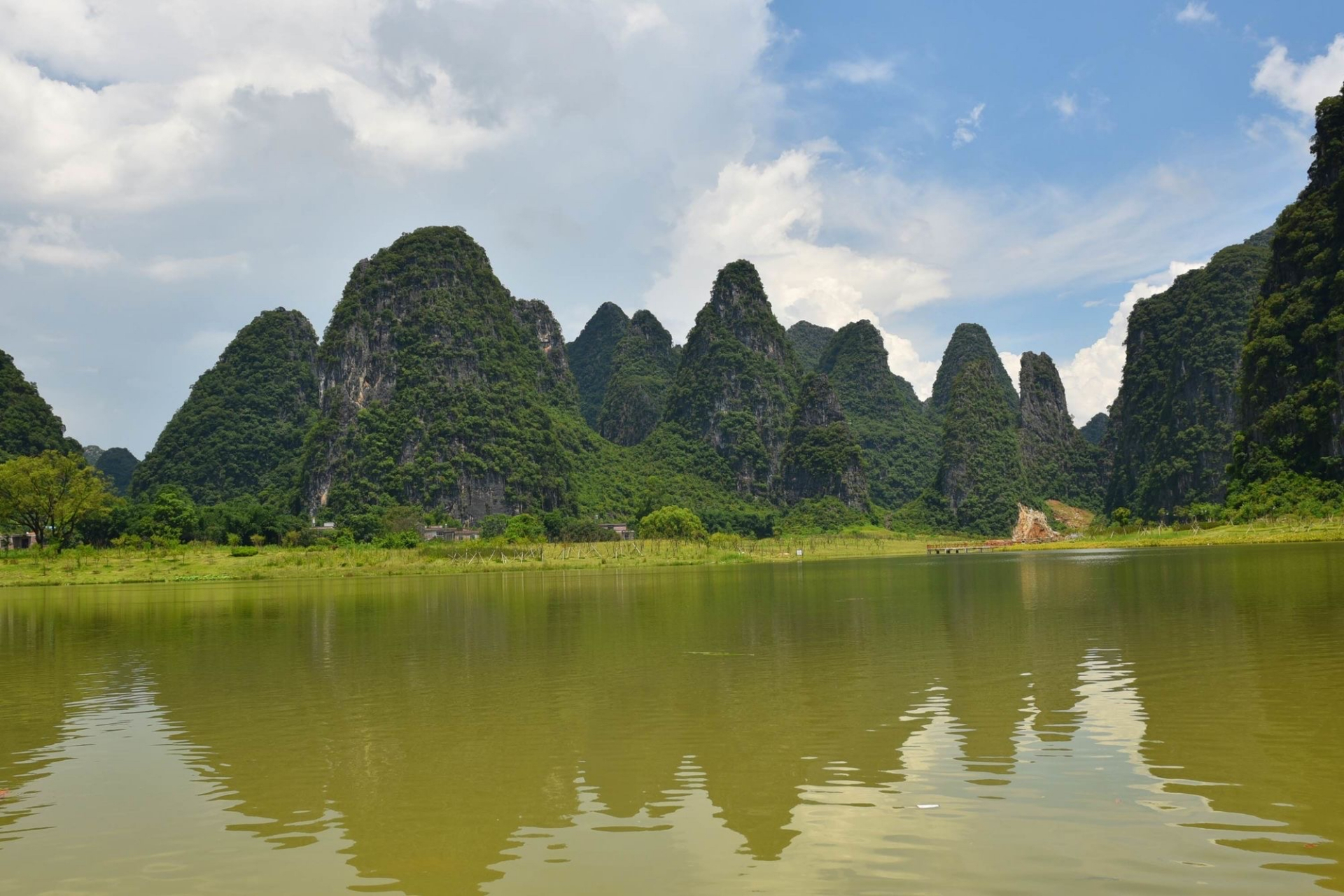 贺州十里画廊景区位于广西钟山县城西北18公里,距贺州30公里,是以