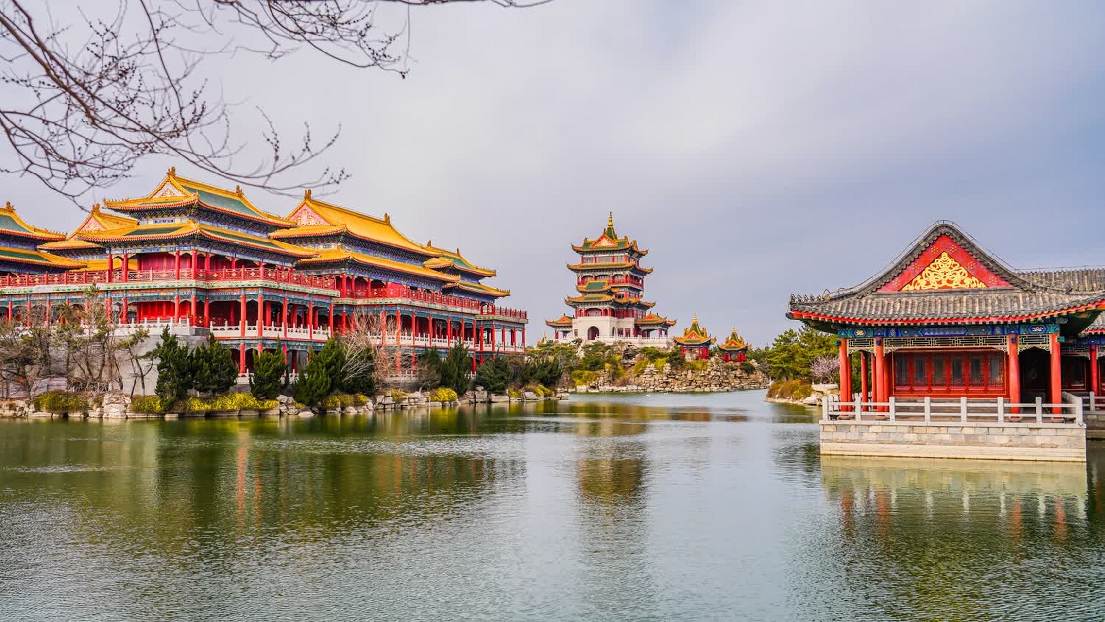 三仙山风景区位于烟台市蓬莱区北端的黄海之滨,西与八仙过海景区,三