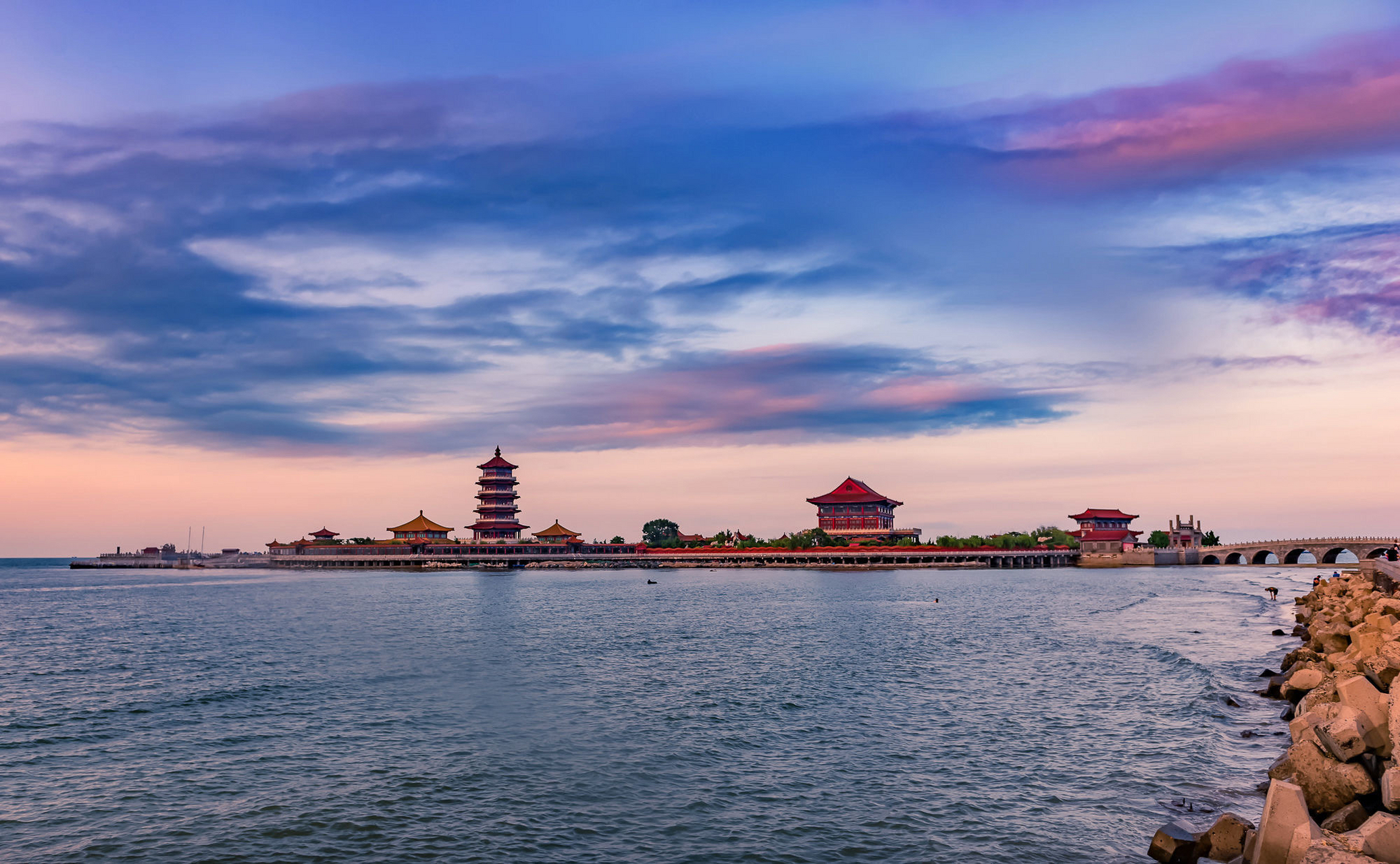 《幸福门》威海幸福公园,当你来到这里的时候,首先映入眼帘的就是当地