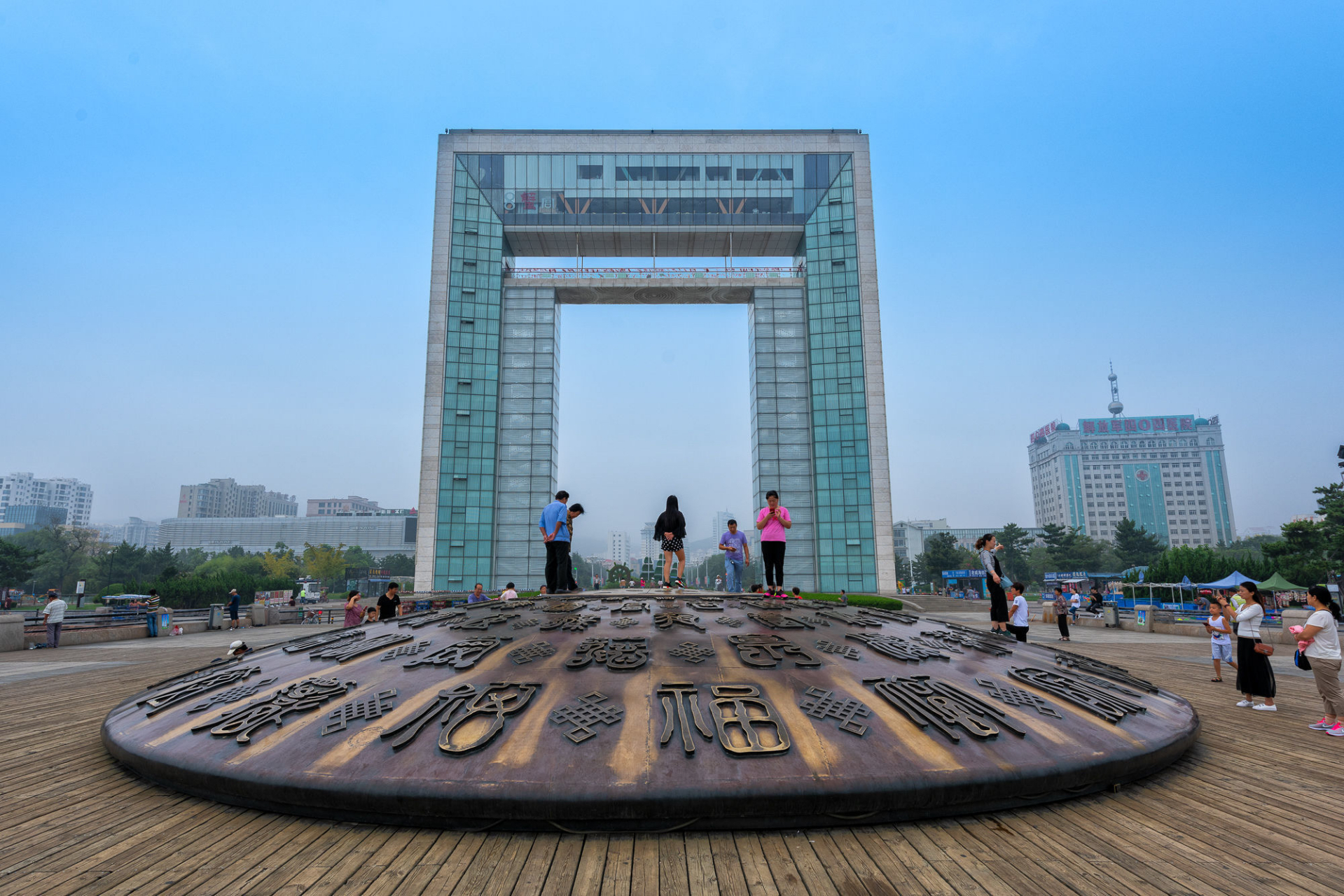 穿过幸福门地上有一个凸起的圆形锻铜建筑,称为"百福图",这里是威海