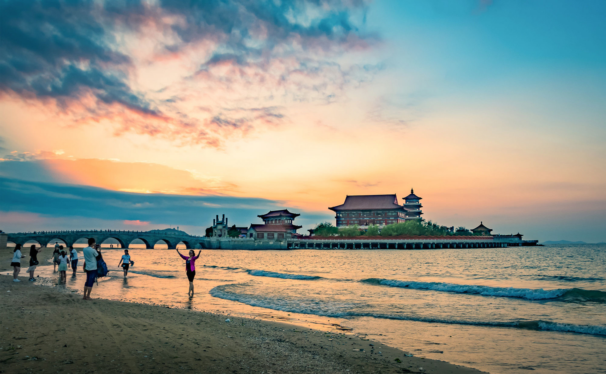 《幸福门》威海幸福公园,当你来到这里的时候,首先映入眼帘的就是当地