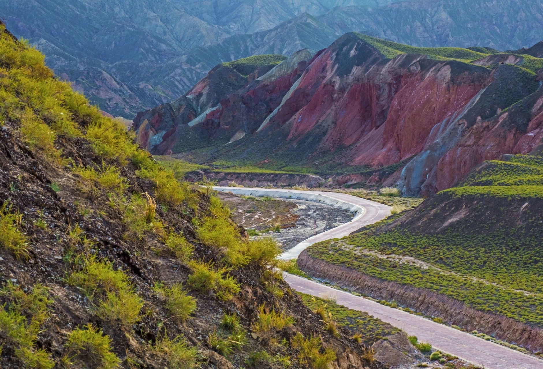 七彩丹霞地貌群位于甘肃省张掖市临泽县倪家营乡南台村,平均海拔1850