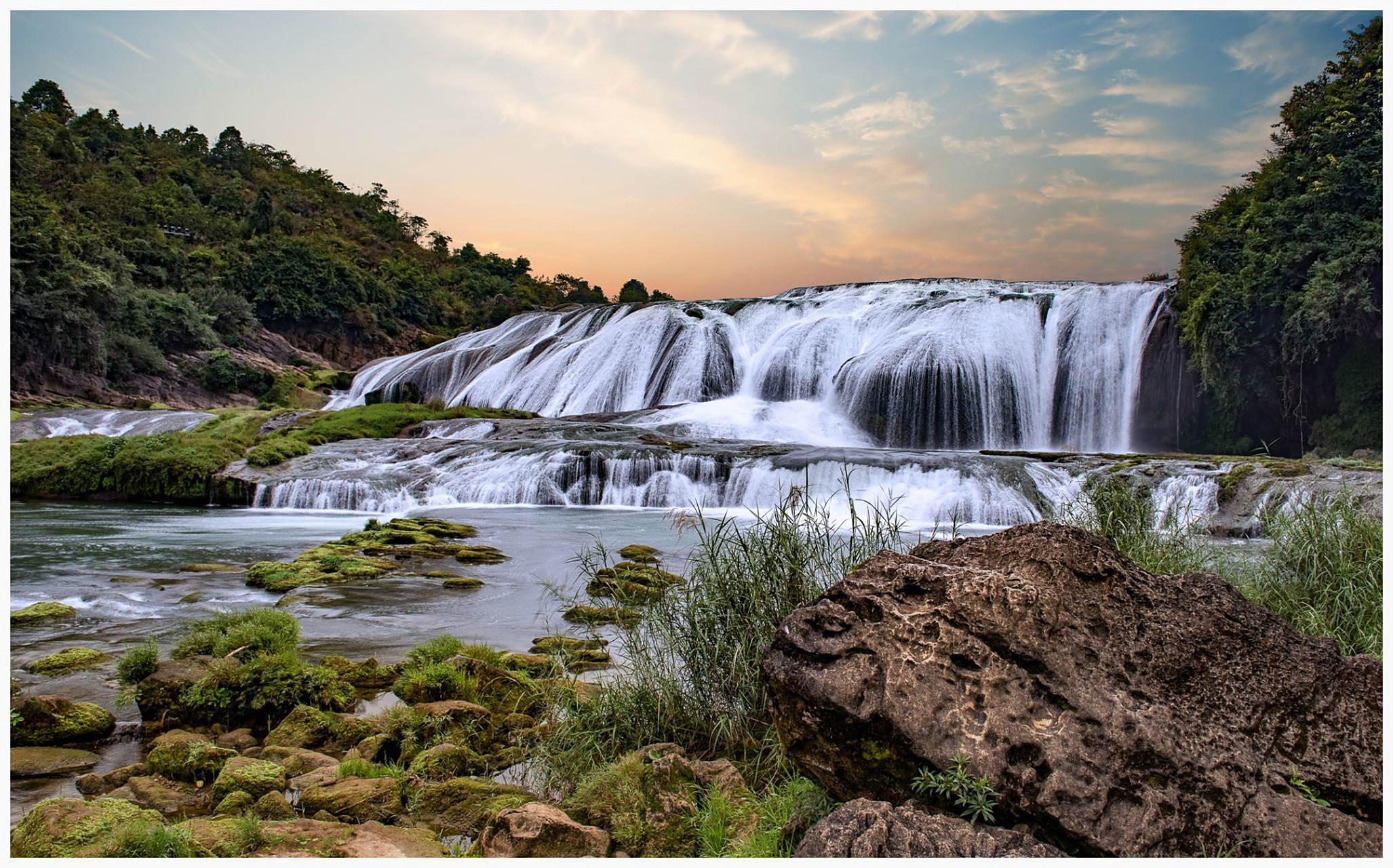 陡坡塘瀑布位于黄果树大瀑布的上游1公里处,在黄果树瀑布群中它是瀑面