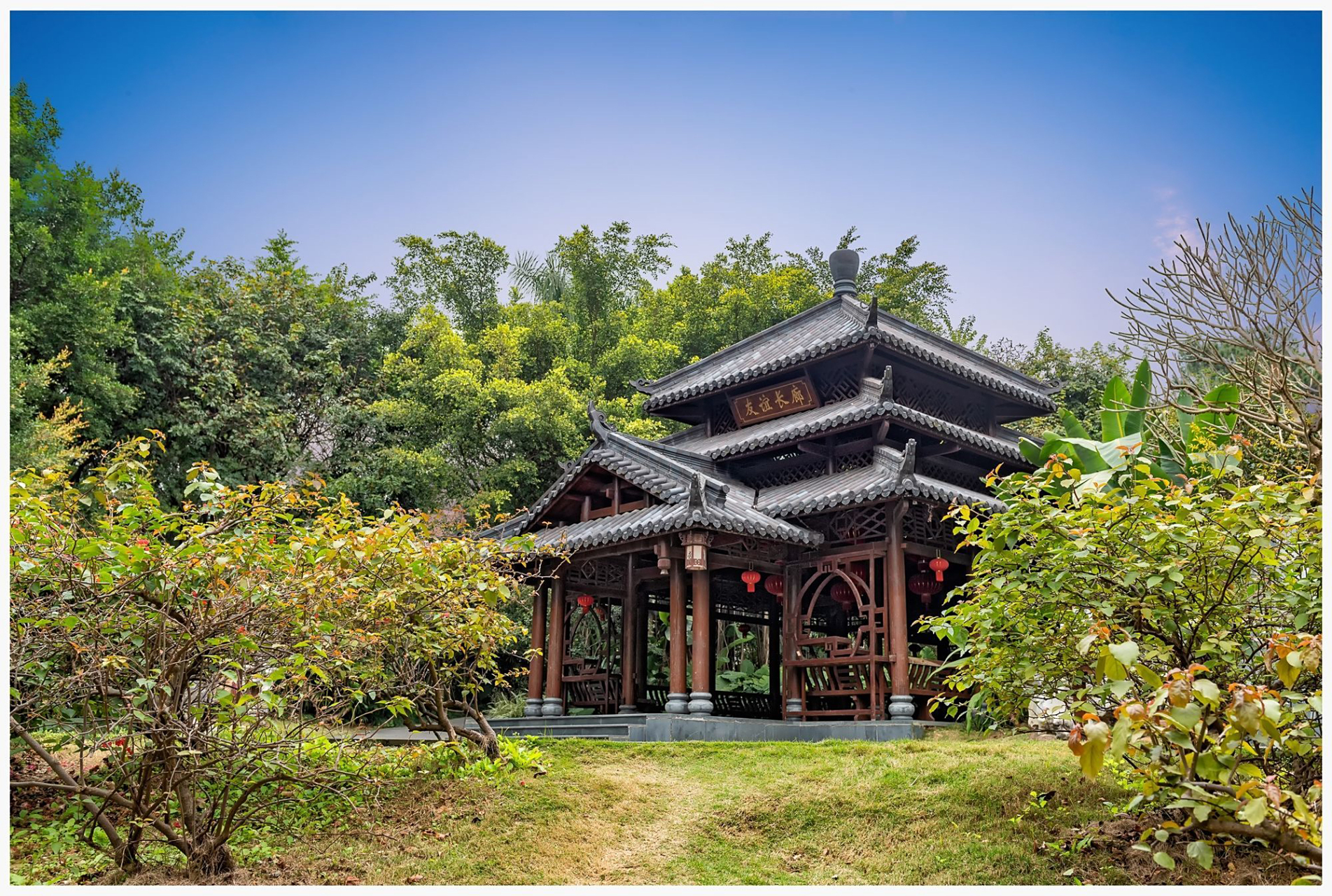 青秀山顶上矗立的宝塔叫龙象塔,俗称青山塔,它是青秀山的象征,登上