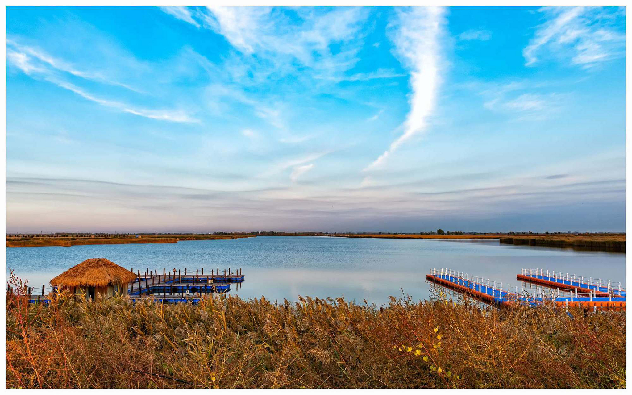 《卧龙湖码头》这是红海滩国家风景廊道景区提供游船服务的码头,你
