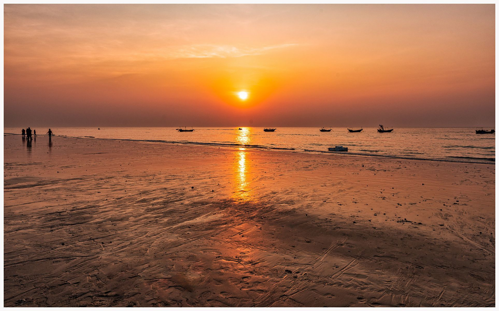 石螺口海滩位于涠洲岛西海岸,其海滩形状像一个螺口,因此而得名.