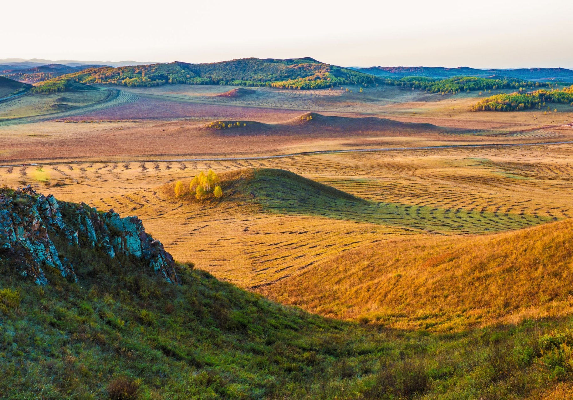 乌兰布统 乌兰布统景区自然旅游资源以草原,湖泊,沙地,湿地,林地为主