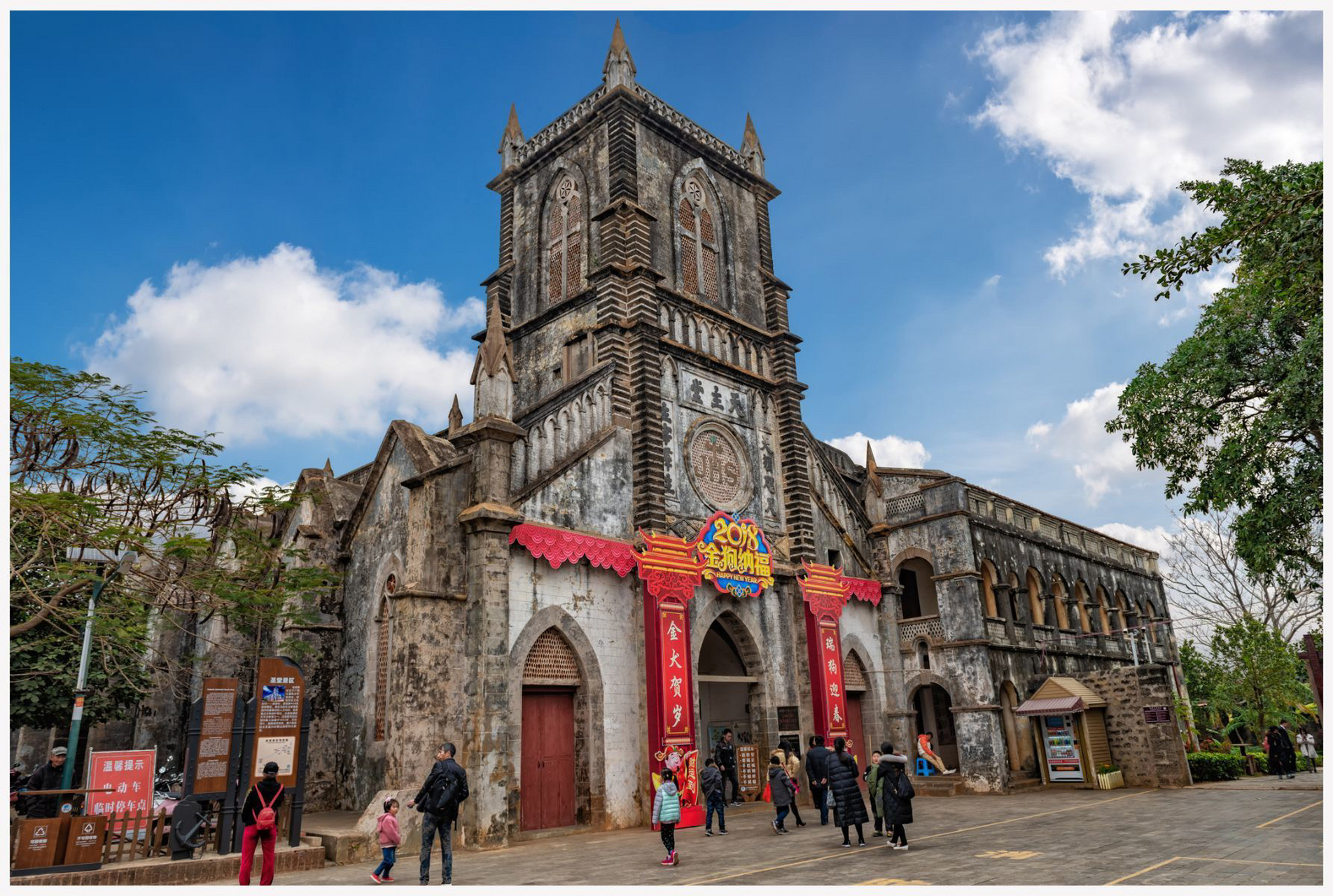 涠洲岛天主教堂位于涠洲岛上的盛塘村,掩映在一片绿影婆娑的芭蕉林和