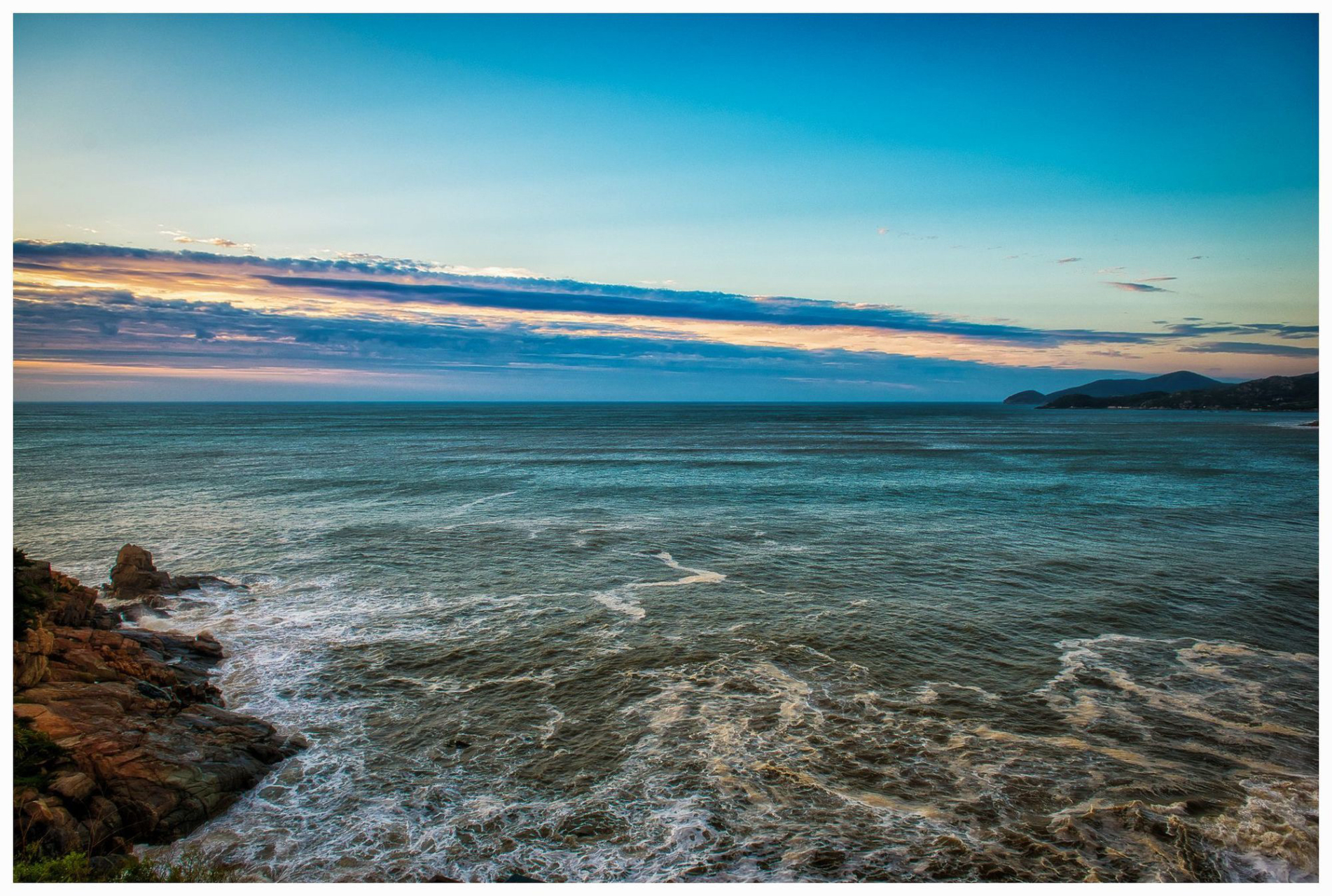 站在崂山的山峦往下观望,你可以观赏到风情万种的崂山海景.