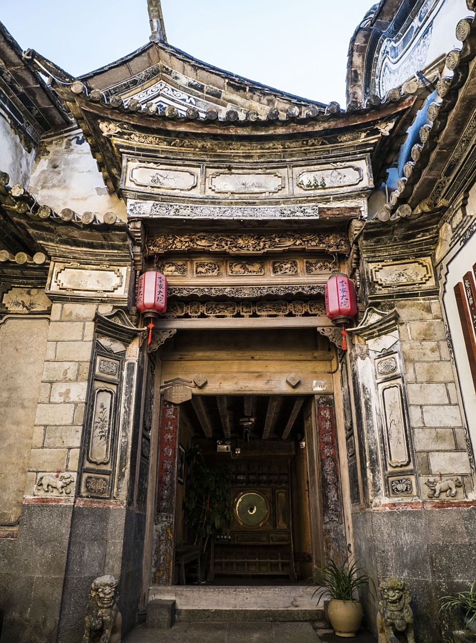 李家大院   李家大院位于腾冲绮罗古镇的老虎巷内,是腾冲第一位翡翠