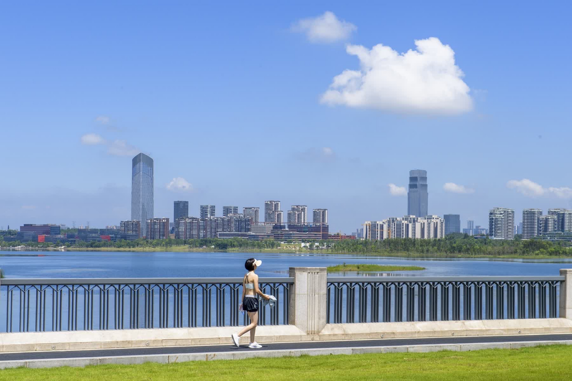 兴隆湖(兴隆湖湿地公园)位于四川天府新区,为鹿溪河上筑坝而成.