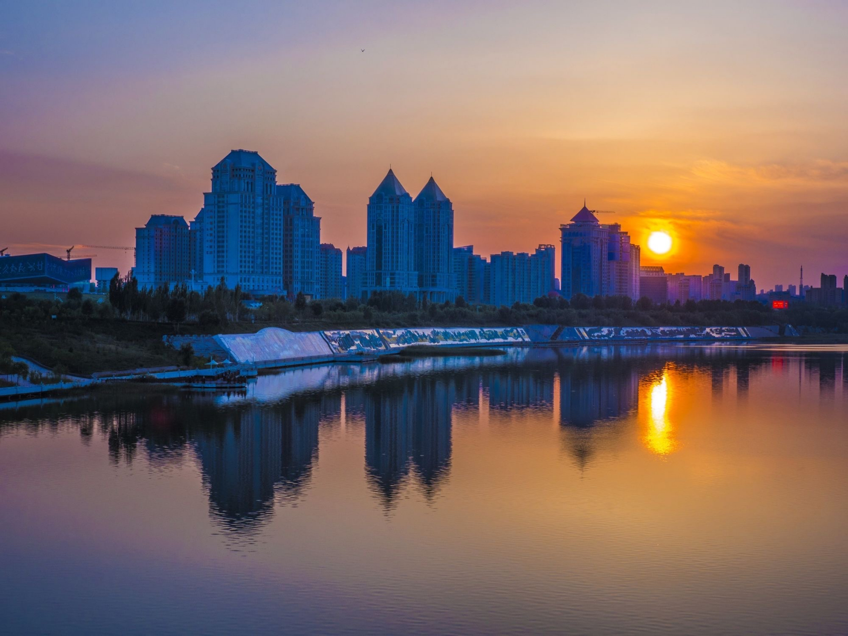 乌兰木伦湖的日出日落