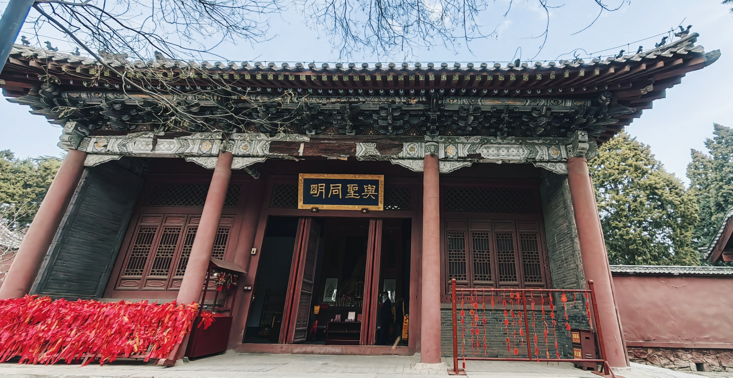 岱庙的北门厚载门,坤厚载物,大地广厚而能载万物之意,厚载门上有驮览