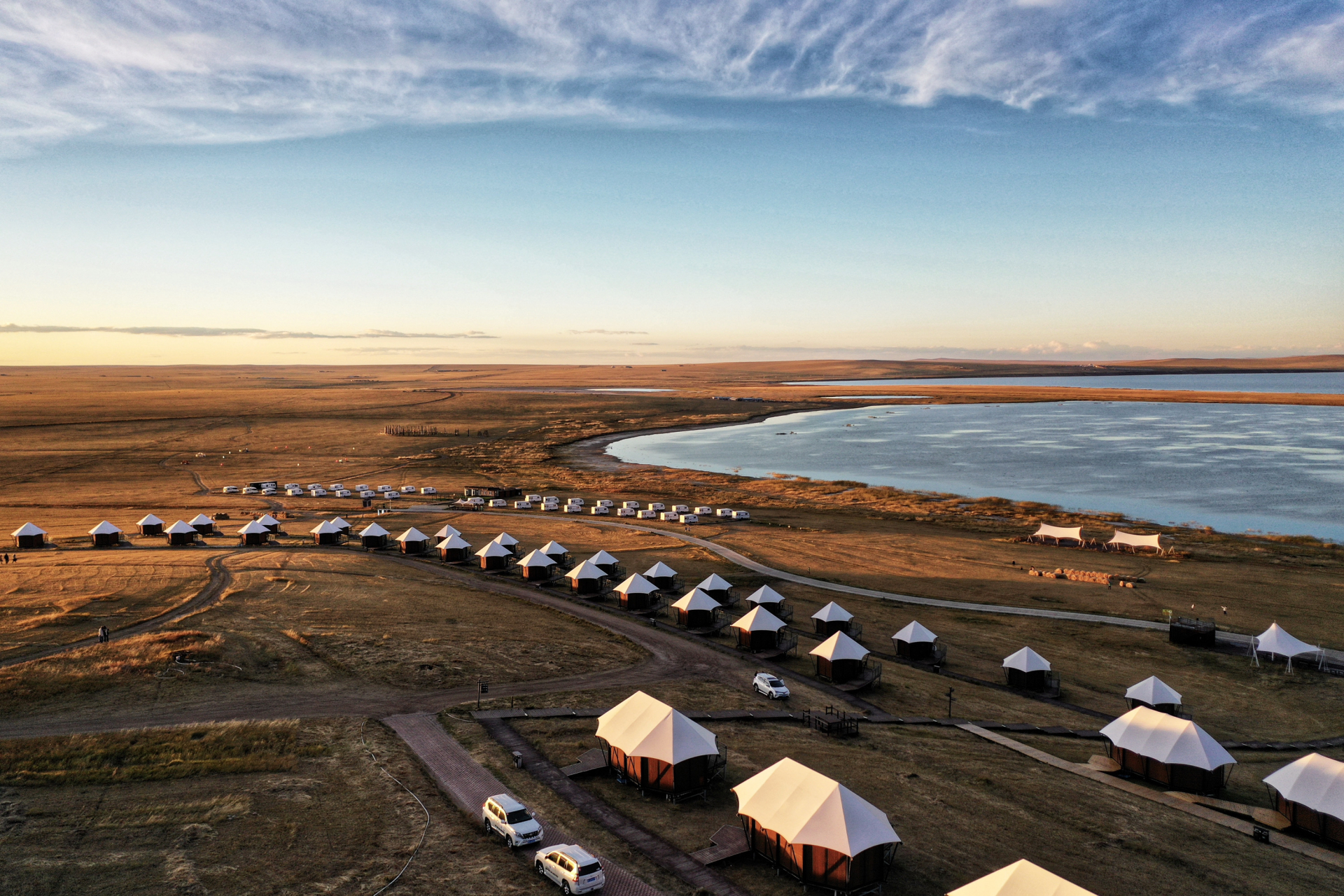 呼和诺尔湖的朝霞 呼和诺尔因美丽的呼和诺尔湖而得名,蒙语意为"青色