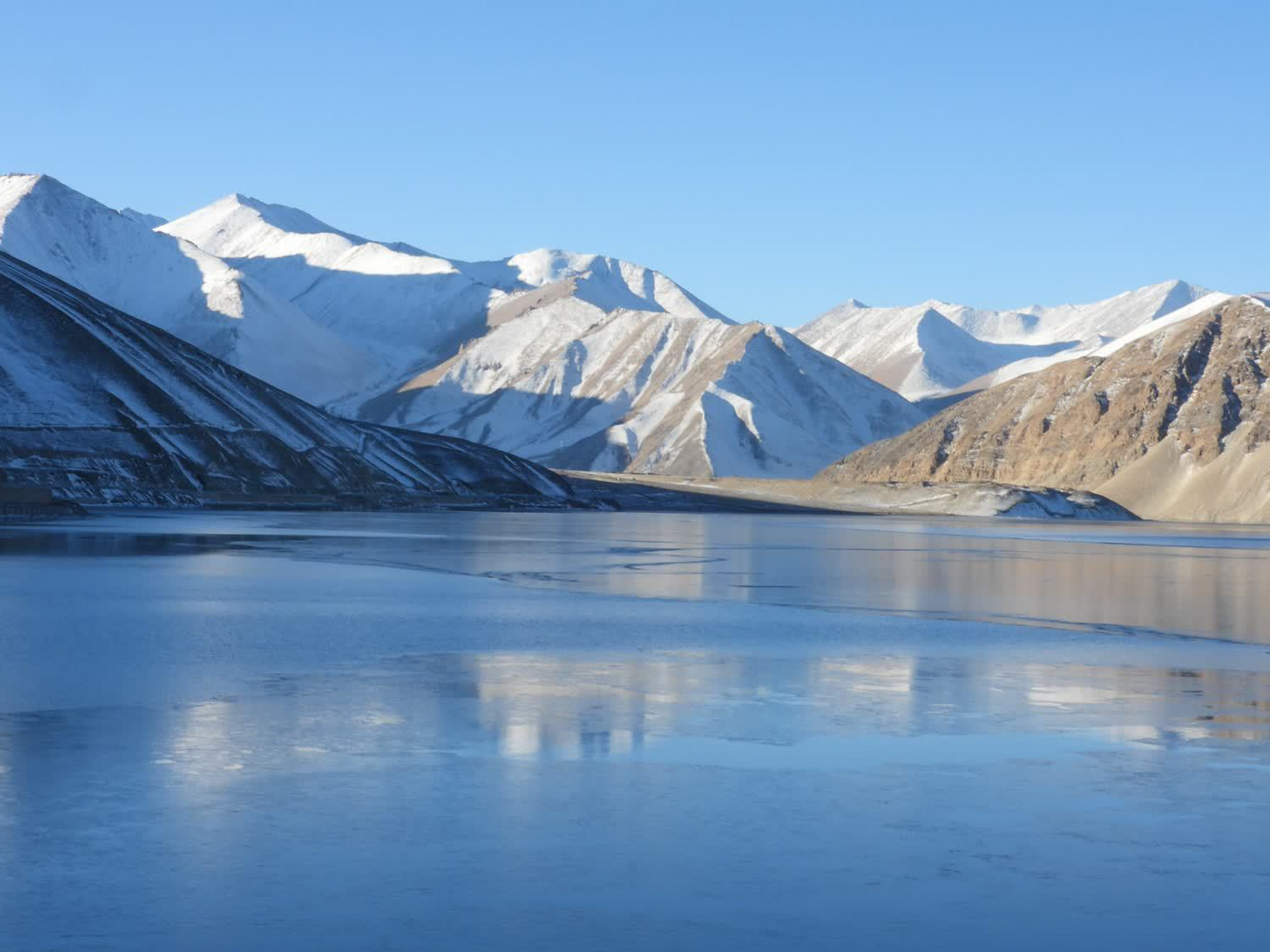 隐藏在雪山下的冰湖奇迹  臃肿的羽绒服,笨重的雪地靴,一路跋山涉水