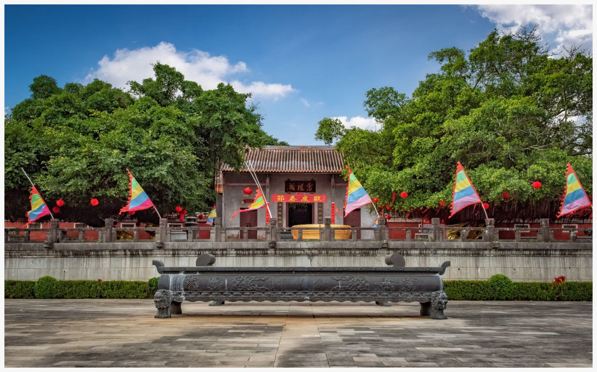 雷祖祠座落于雷州城西南风景秀丽的英榜山,始建于唐贞观十六年(公元