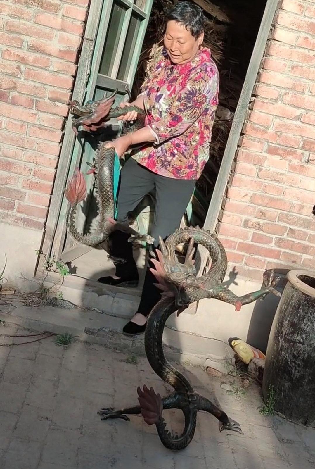 大娘家建了新房子,现在要搬新家了,把这个祖传留下