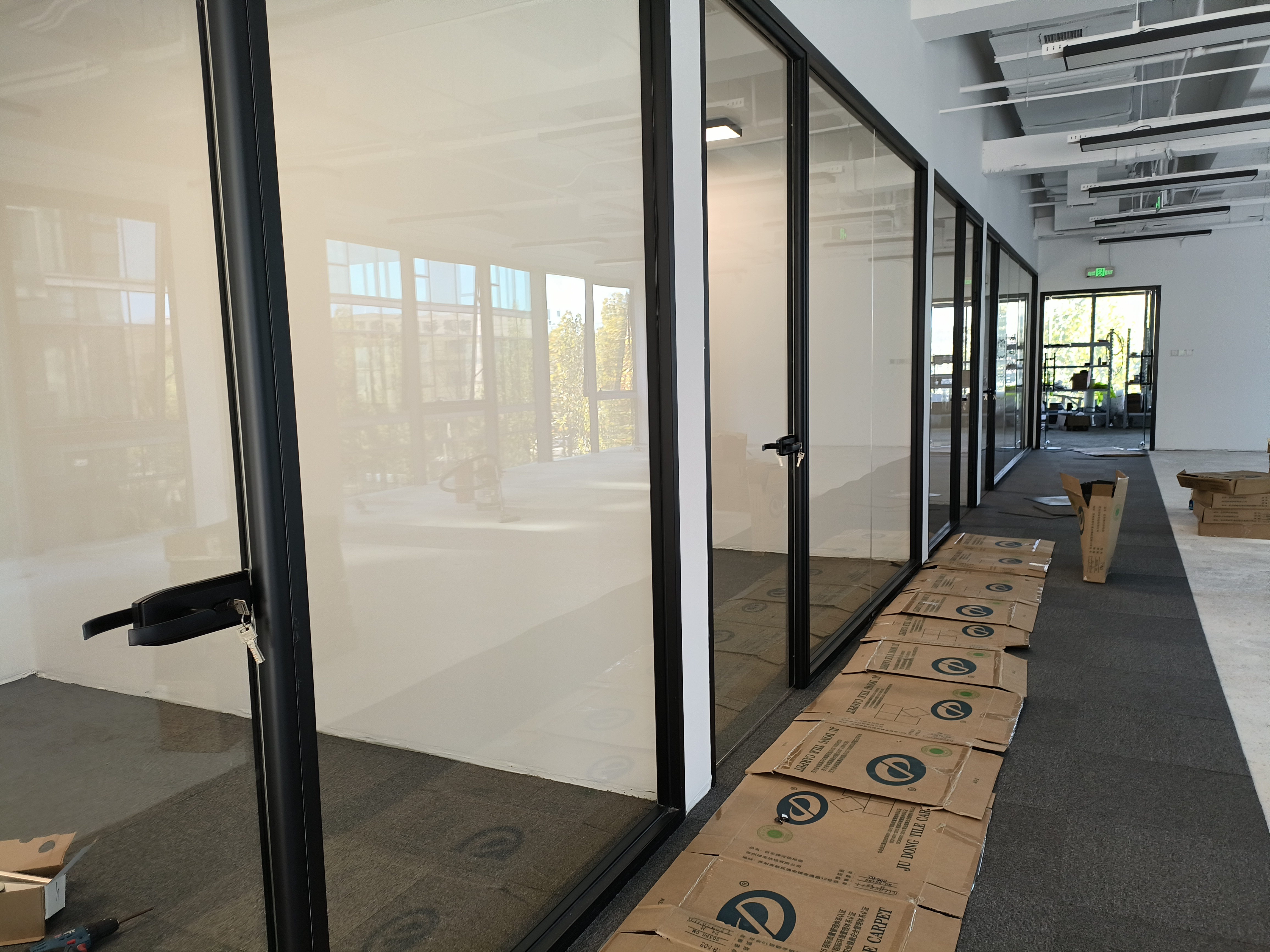 你们有没有注意过办公室的玻璃门?