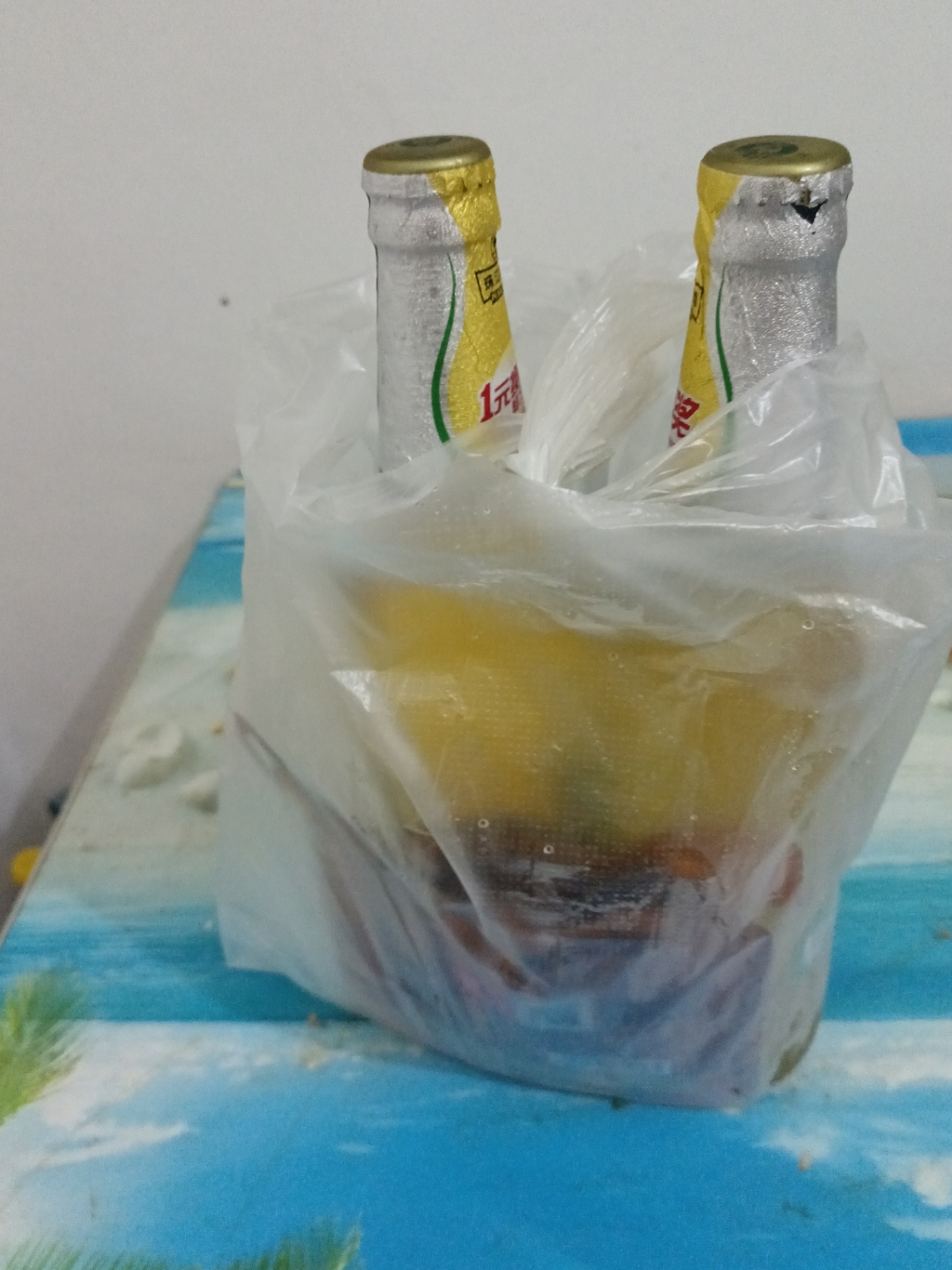 到楼下小店买了两瓶珠江啤酒第一瓶就中奖了,天底下的好事都是为我