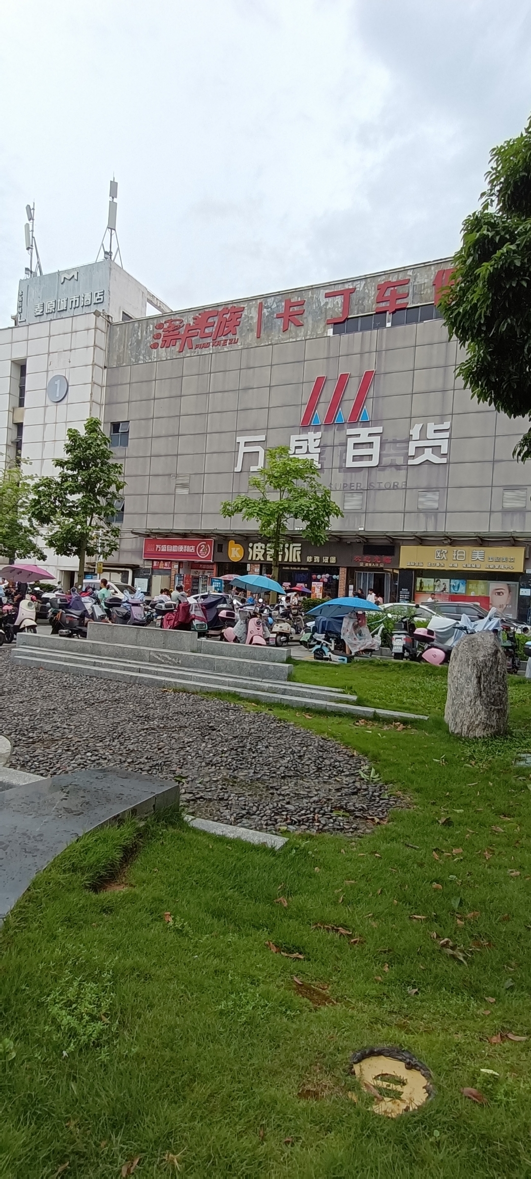 华润万家也不是天虹,而是位于龙华大浪商业中心的万胜百货,每天里面人